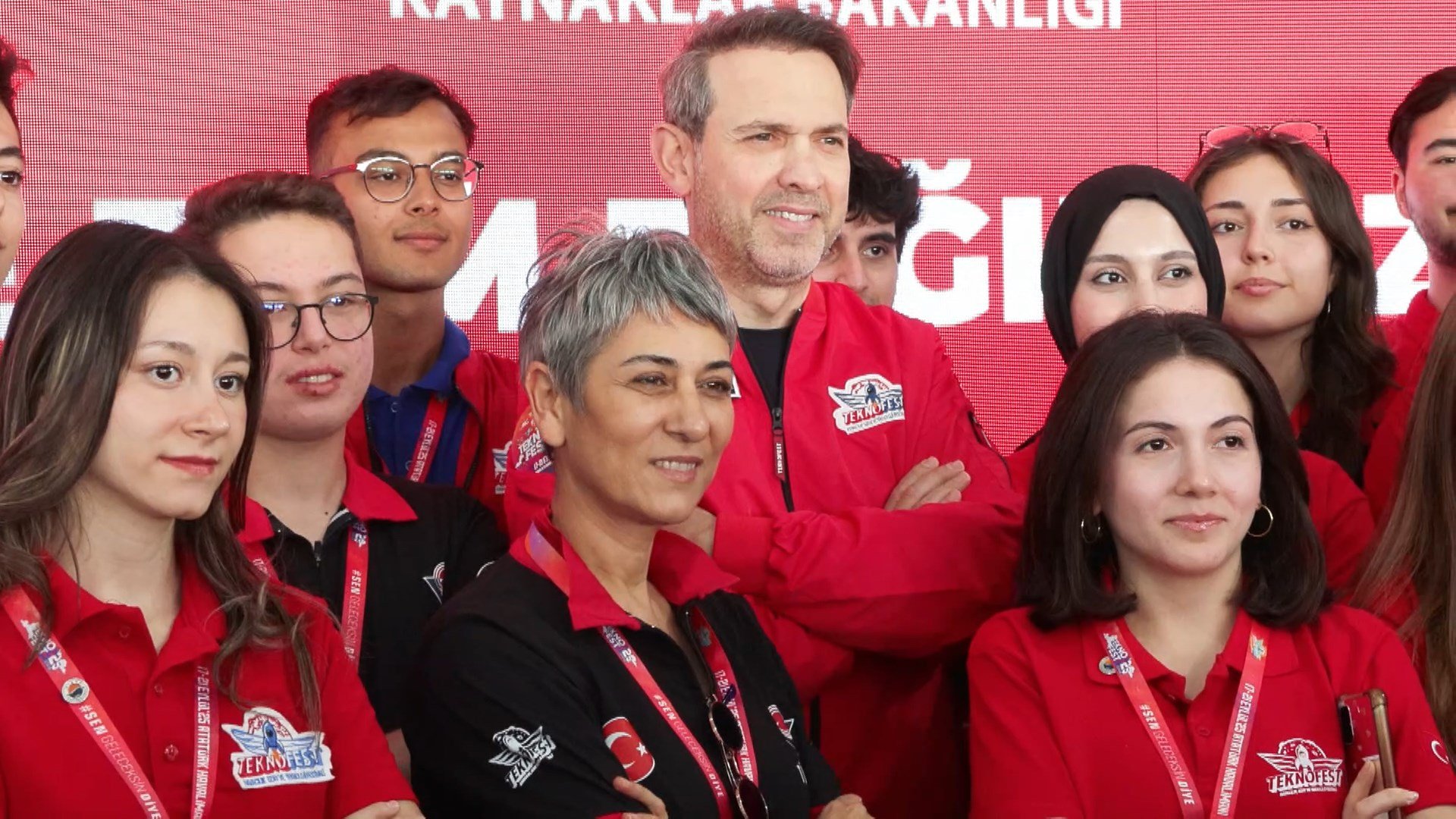 Bakan Bayraktar gençlerle proje değerlendirmesi