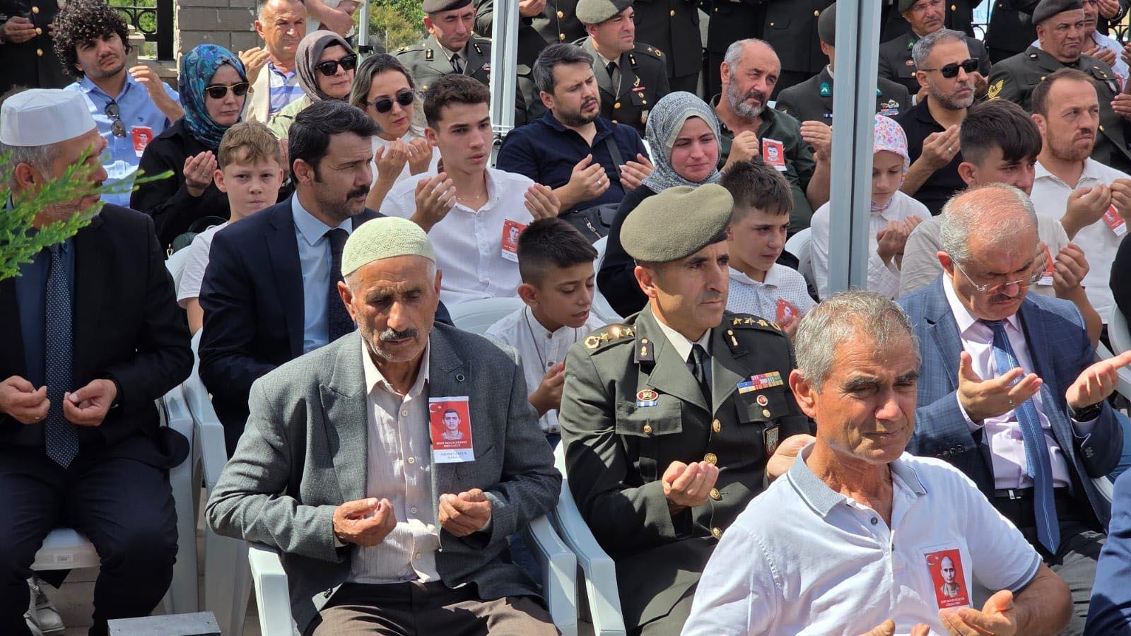 Anıta Karanfil Bırakma