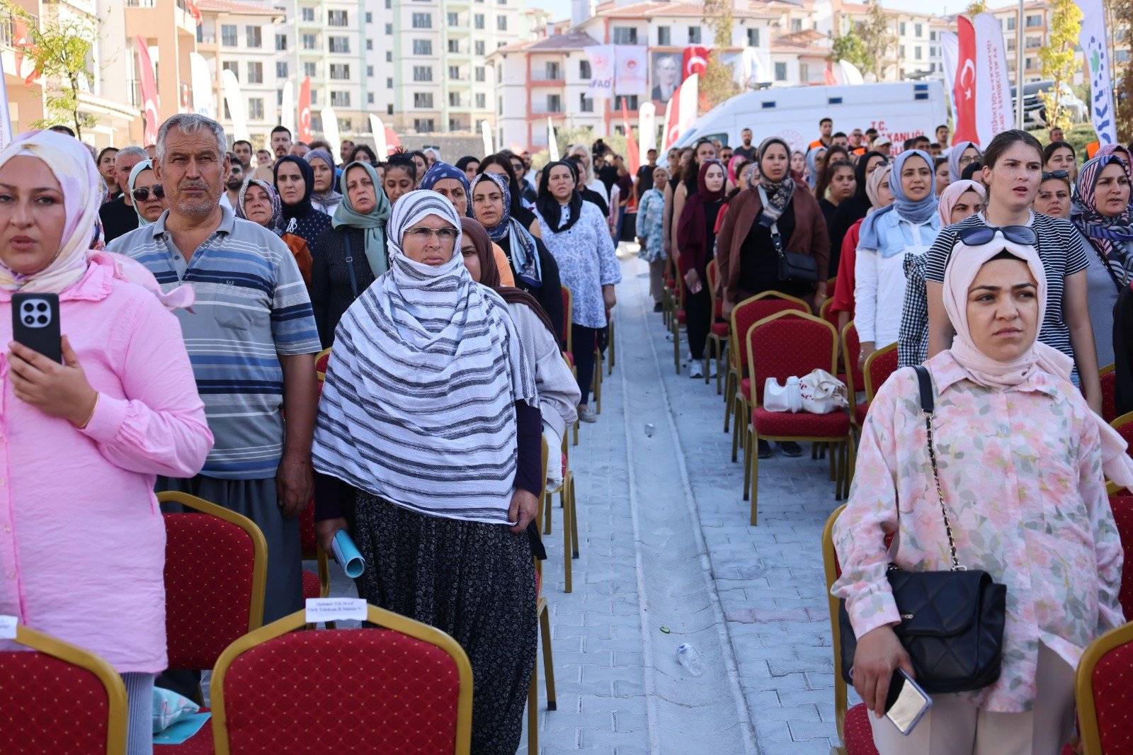 Depremzede ailelere anahtar teslimi