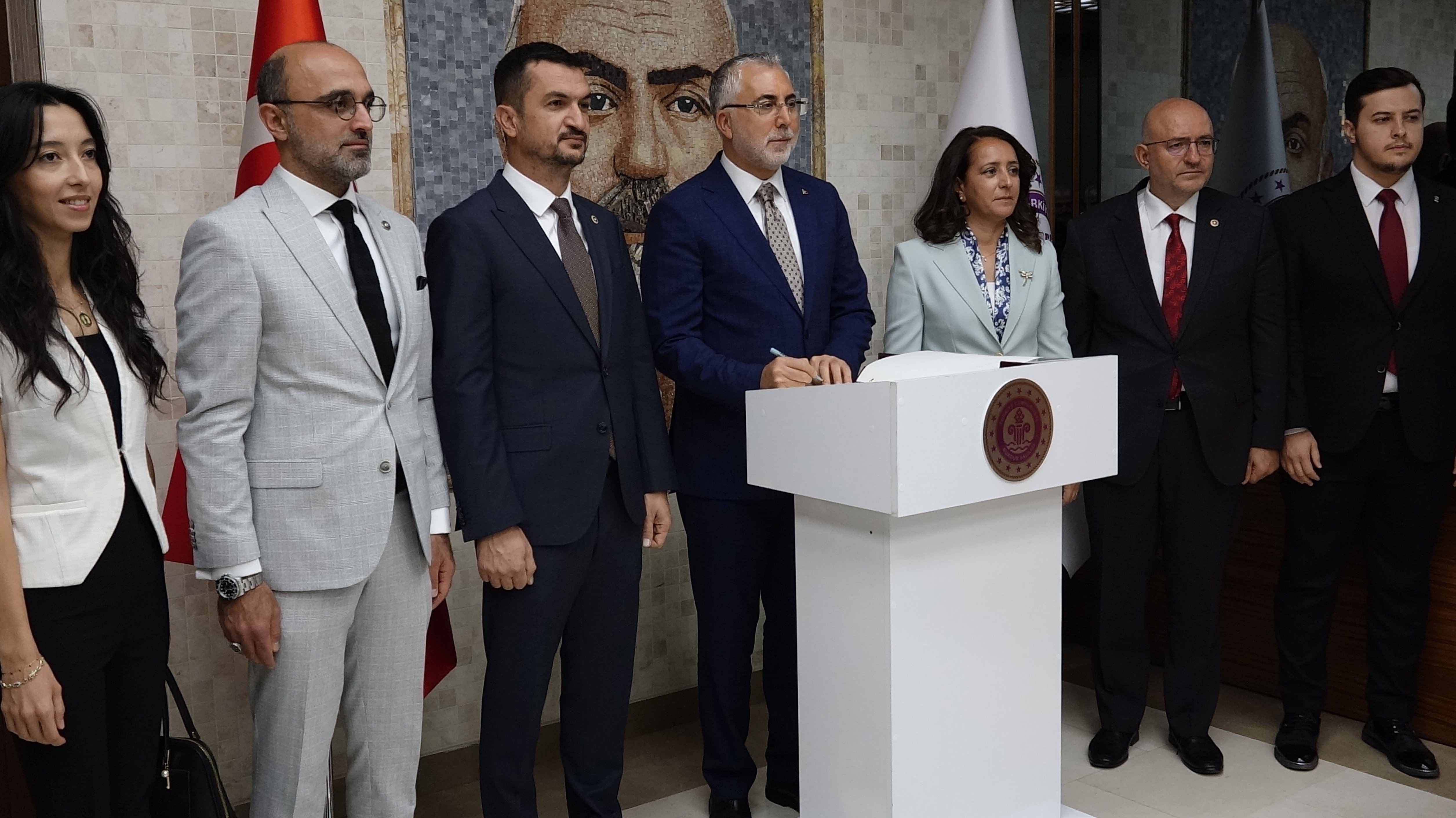 Bakan Vedat Işıkhan konuşma yaparken