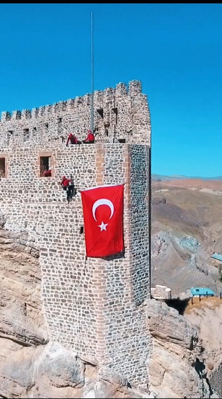 Yeni Türk Bayrağı Hoşap Kalesi