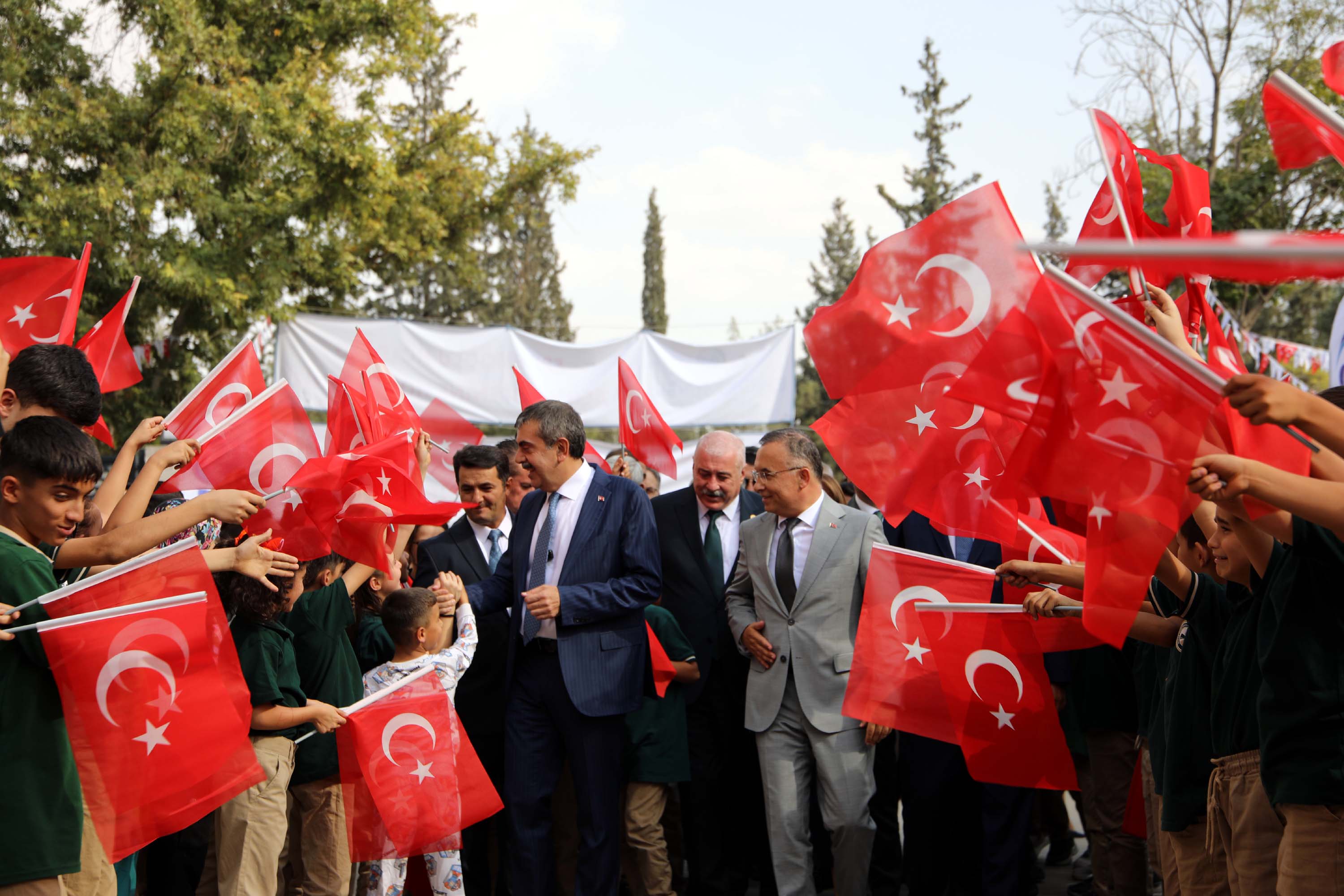 Bakan Tekin öğrencilerle