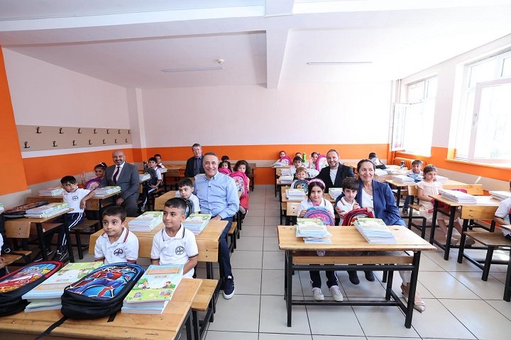 Sultangazi Belediye Başkanı Abdurrahman Dursun öğrencilere çanta dağıtımı