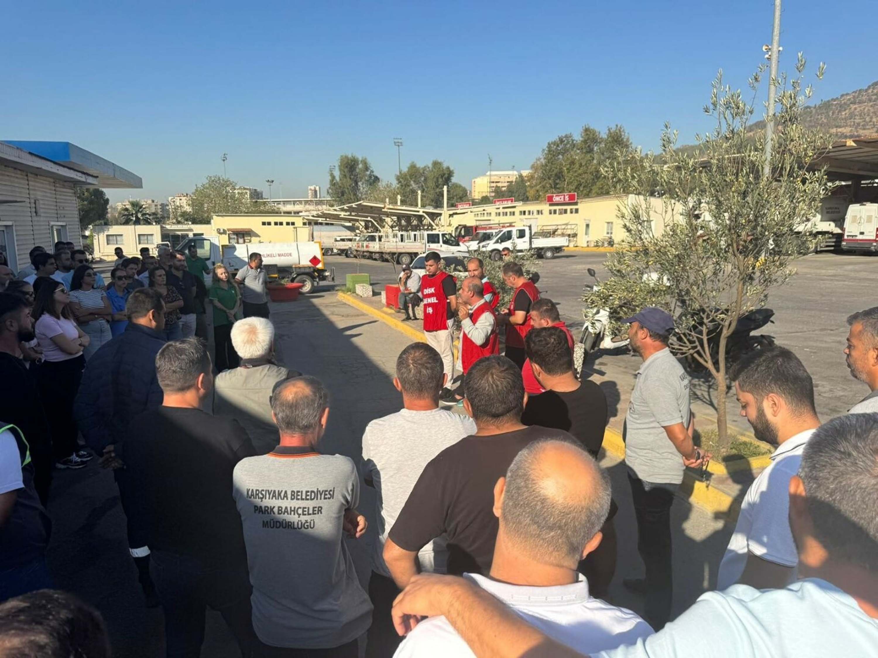 Karşıyaka Belediyesi işçileri iş bırakma eylemi