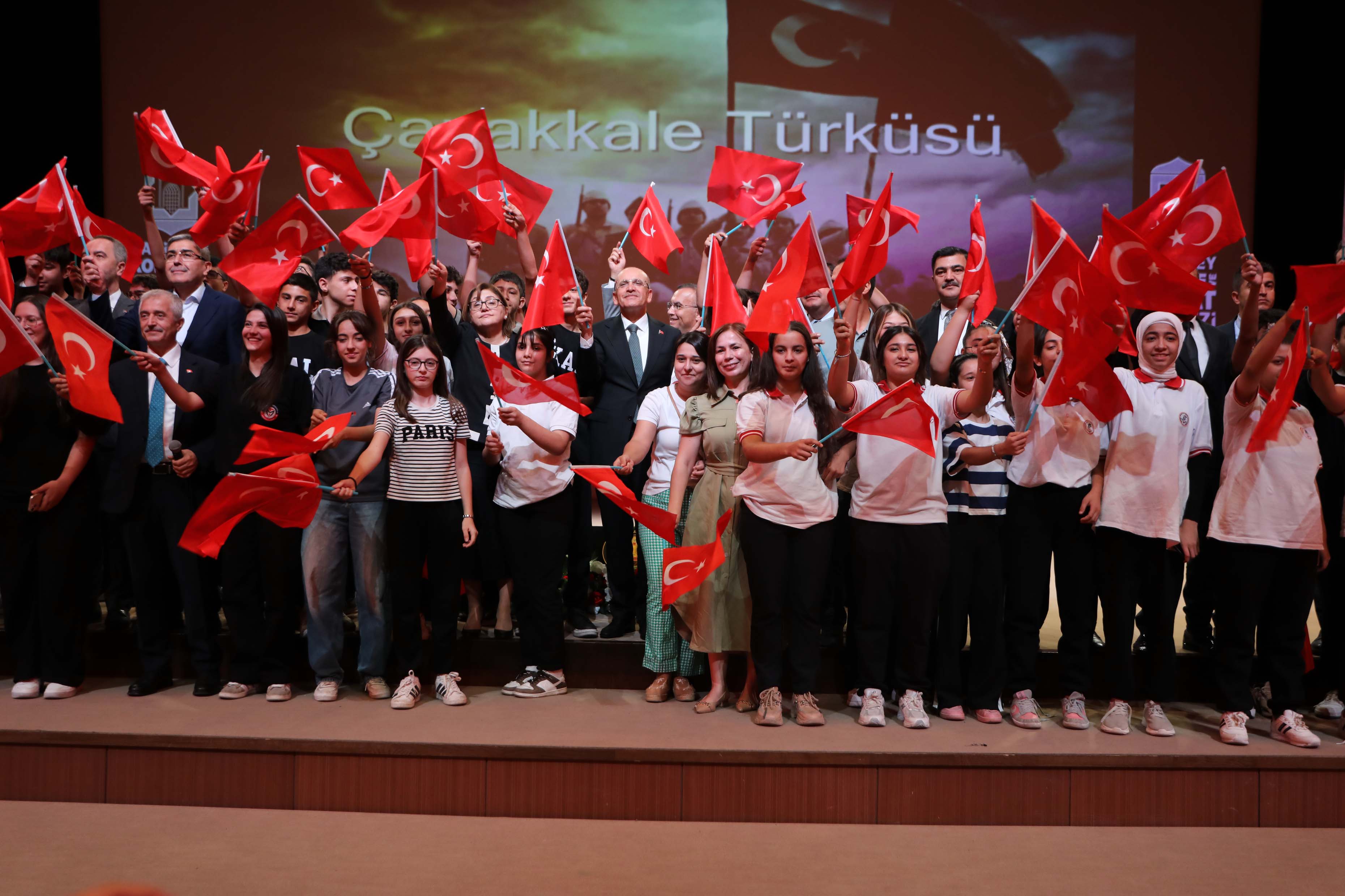 Mehmet Şimşek öğrencilerle