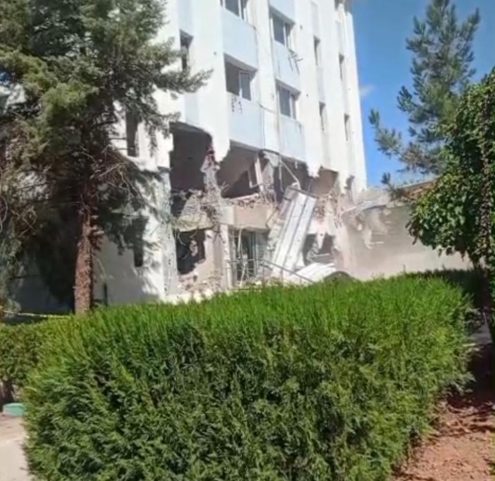 Deprem hasarlı bina yıkım çalışması