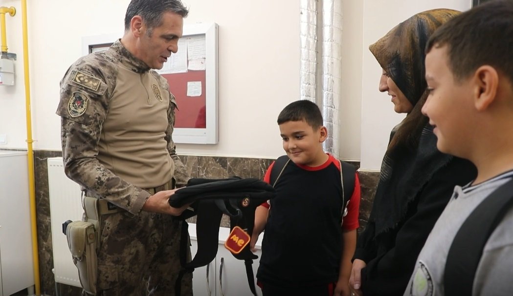 Şehit polis çocukları okulda