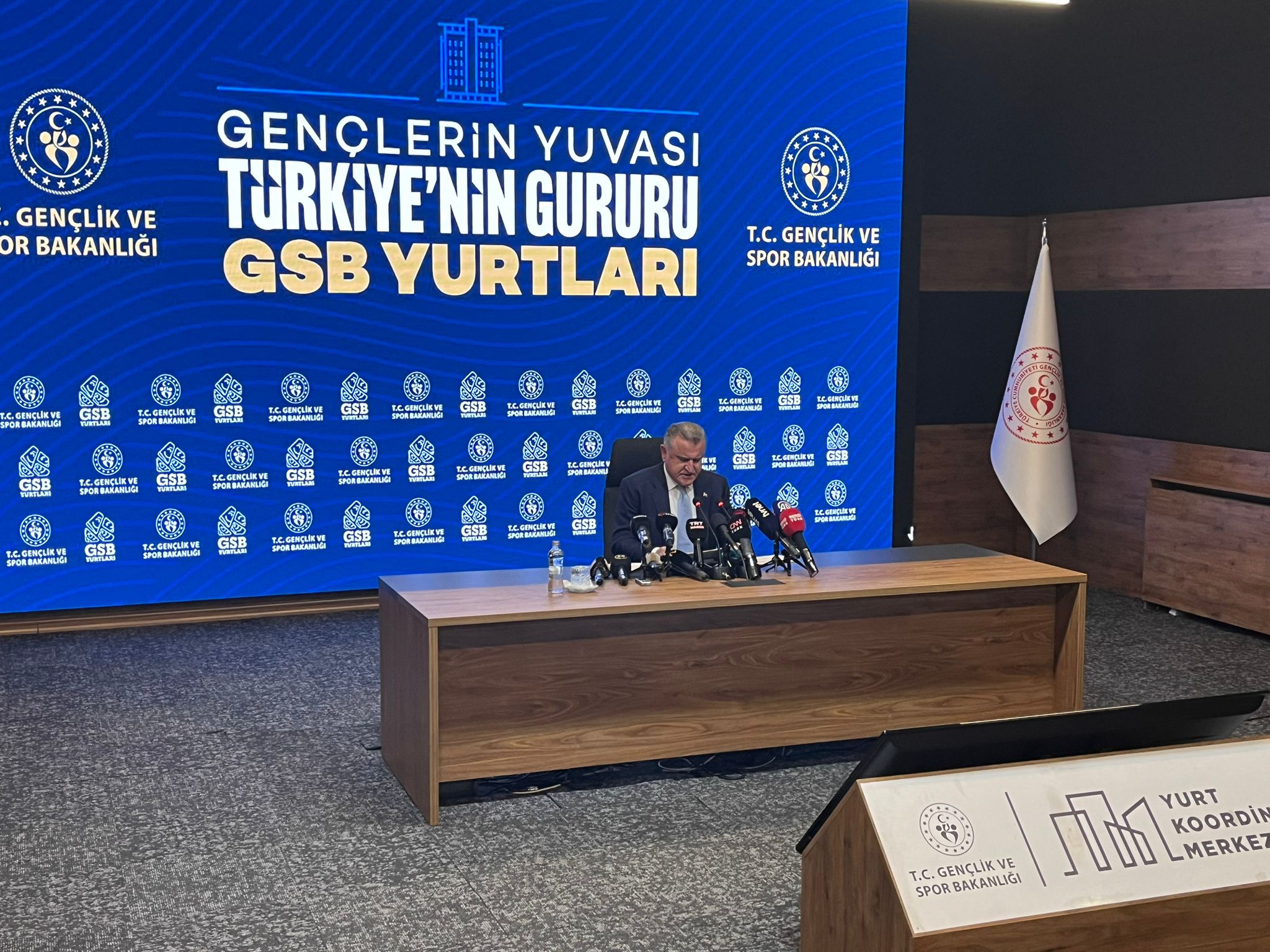 Gençlik ve Spor Bakanı Osman Aşkın Bak