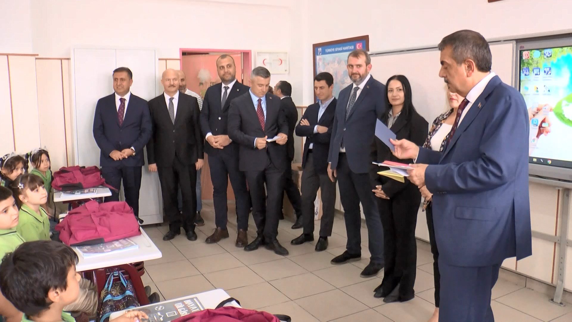 Bakan Yusuf Tekin öğrencilerle