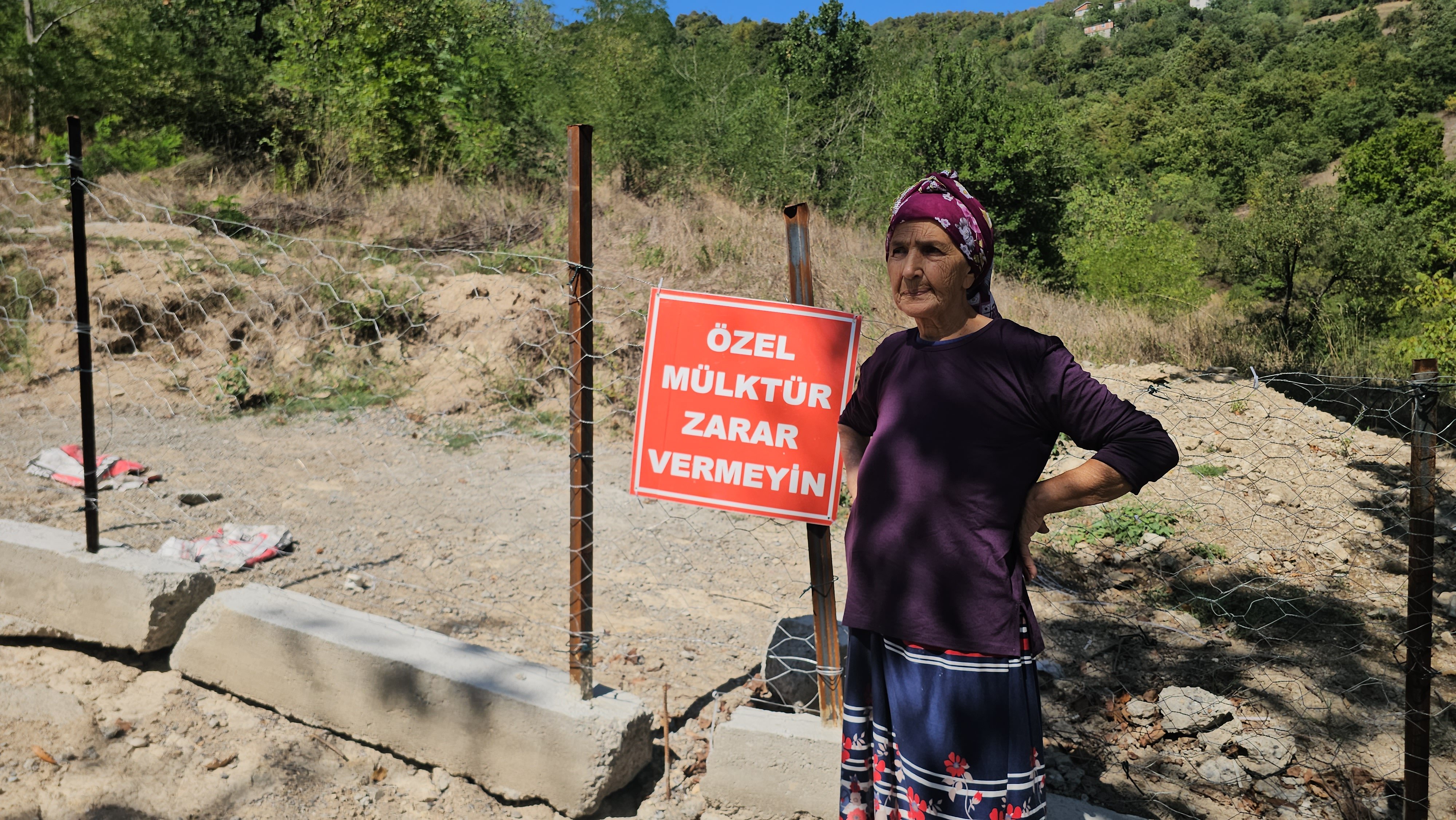 Kapatılan yol beton bloklar