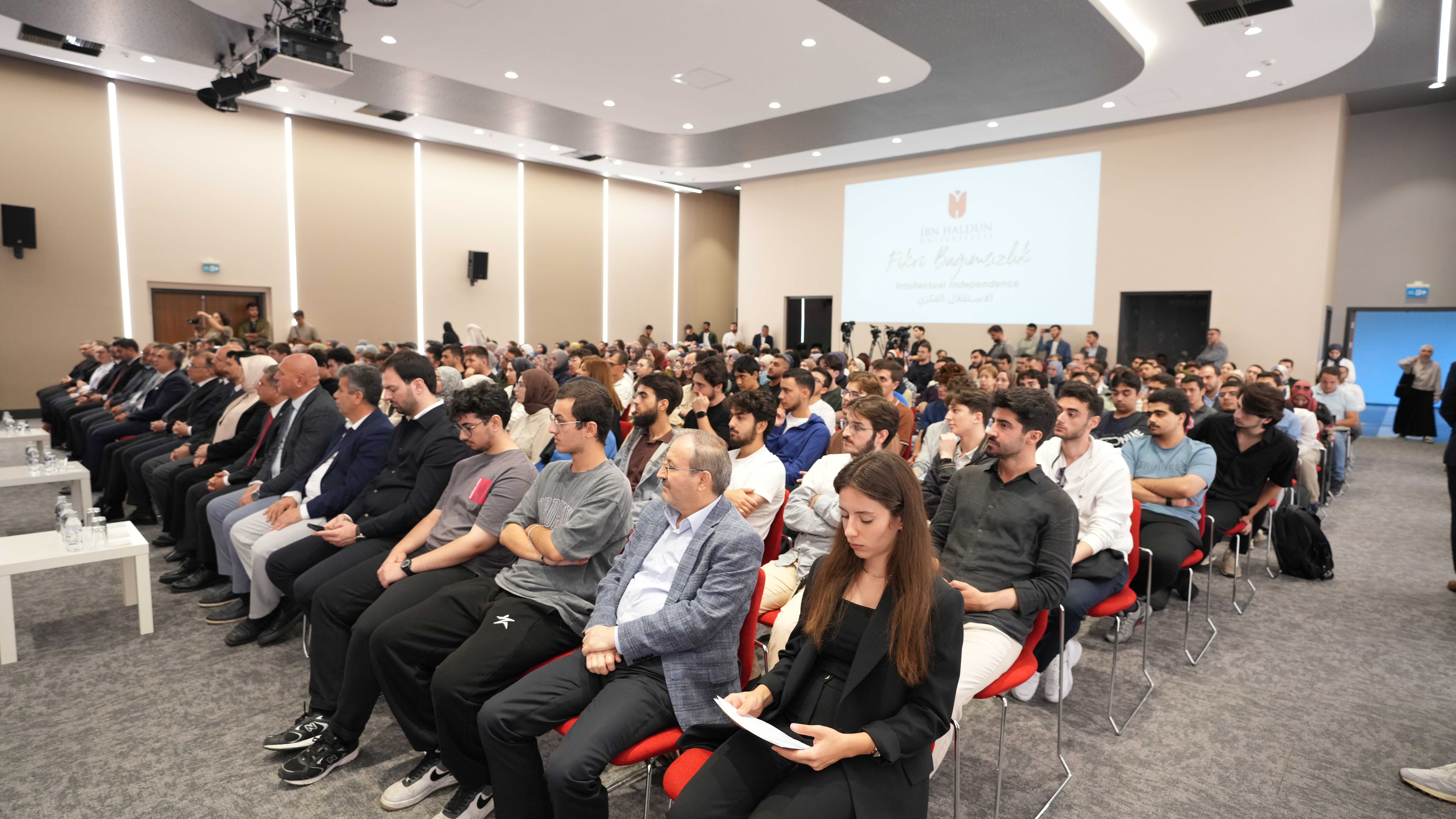 İbn Haldun Üniversitesi öğrencileri