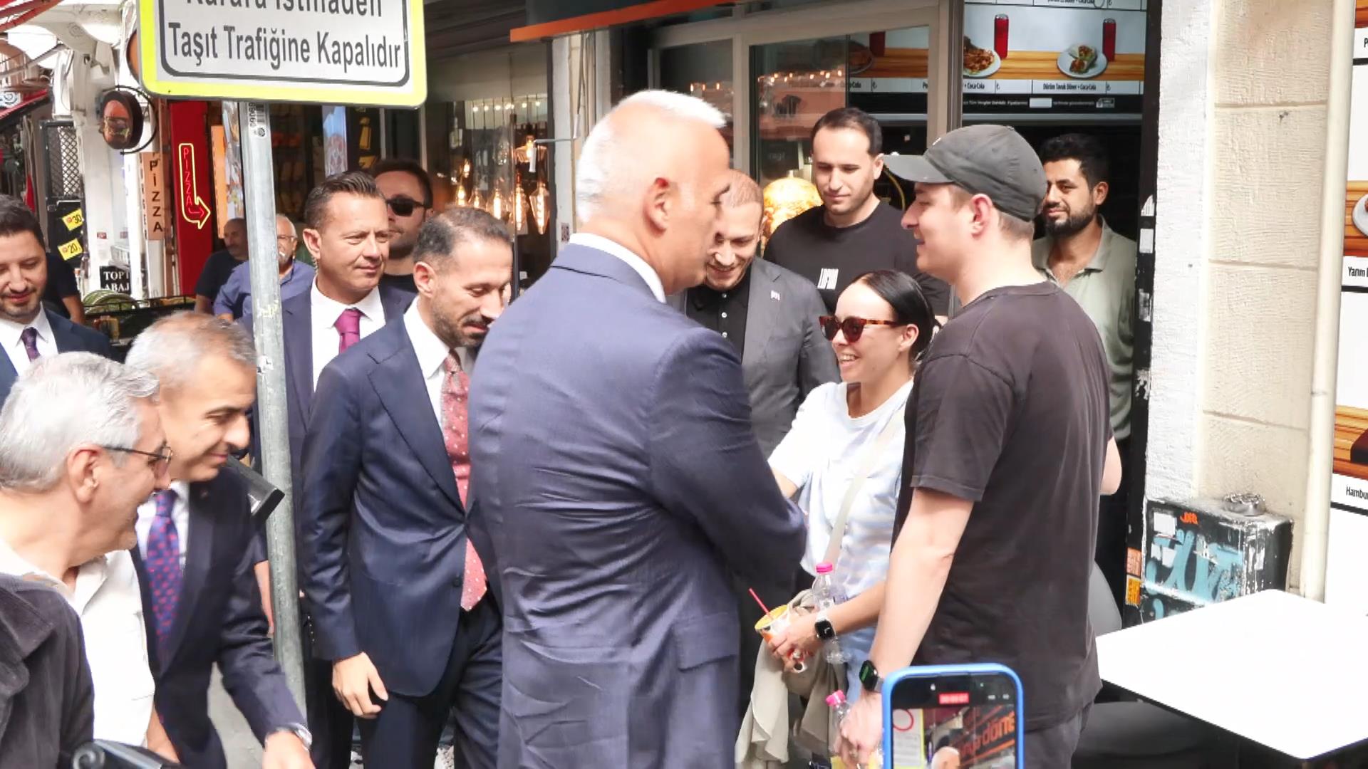 Bakan Ersoy vatandaşlarla