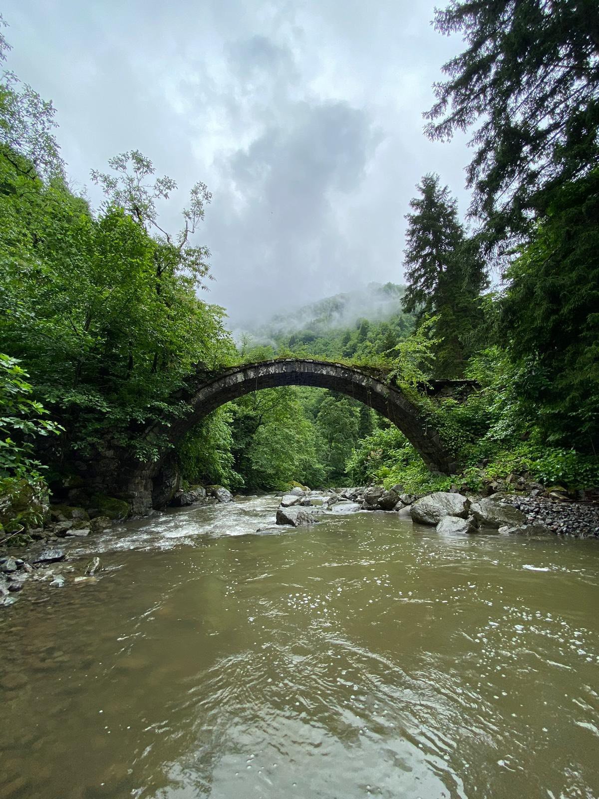 Tarihi taş köprü sel öncesi
