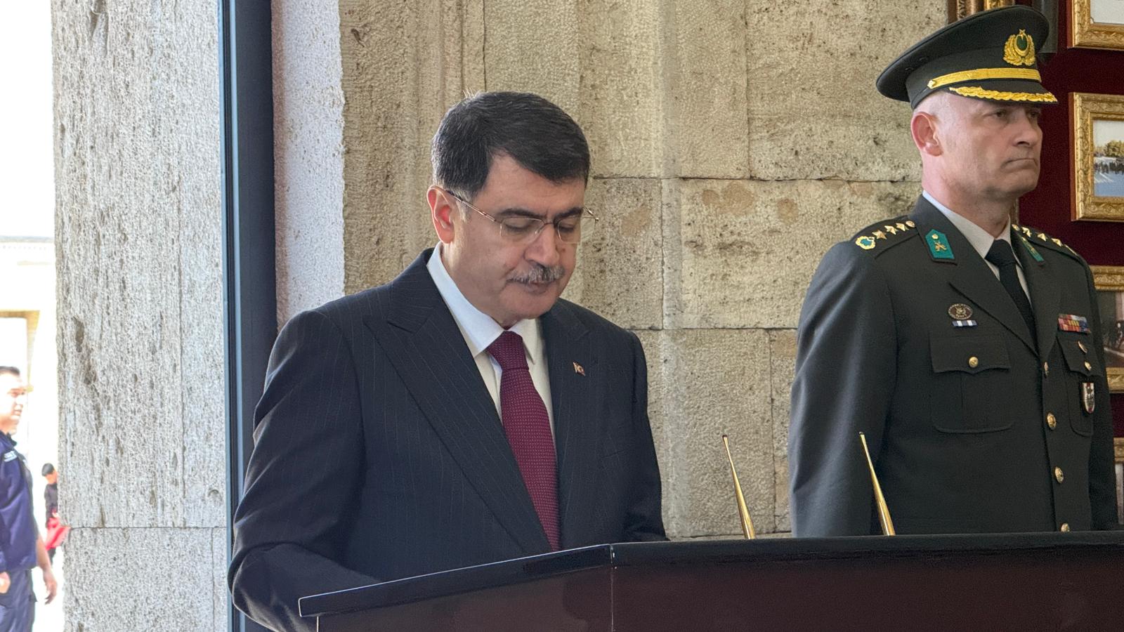 Vali Şahin Anıtkabir defterini imzalıyor
