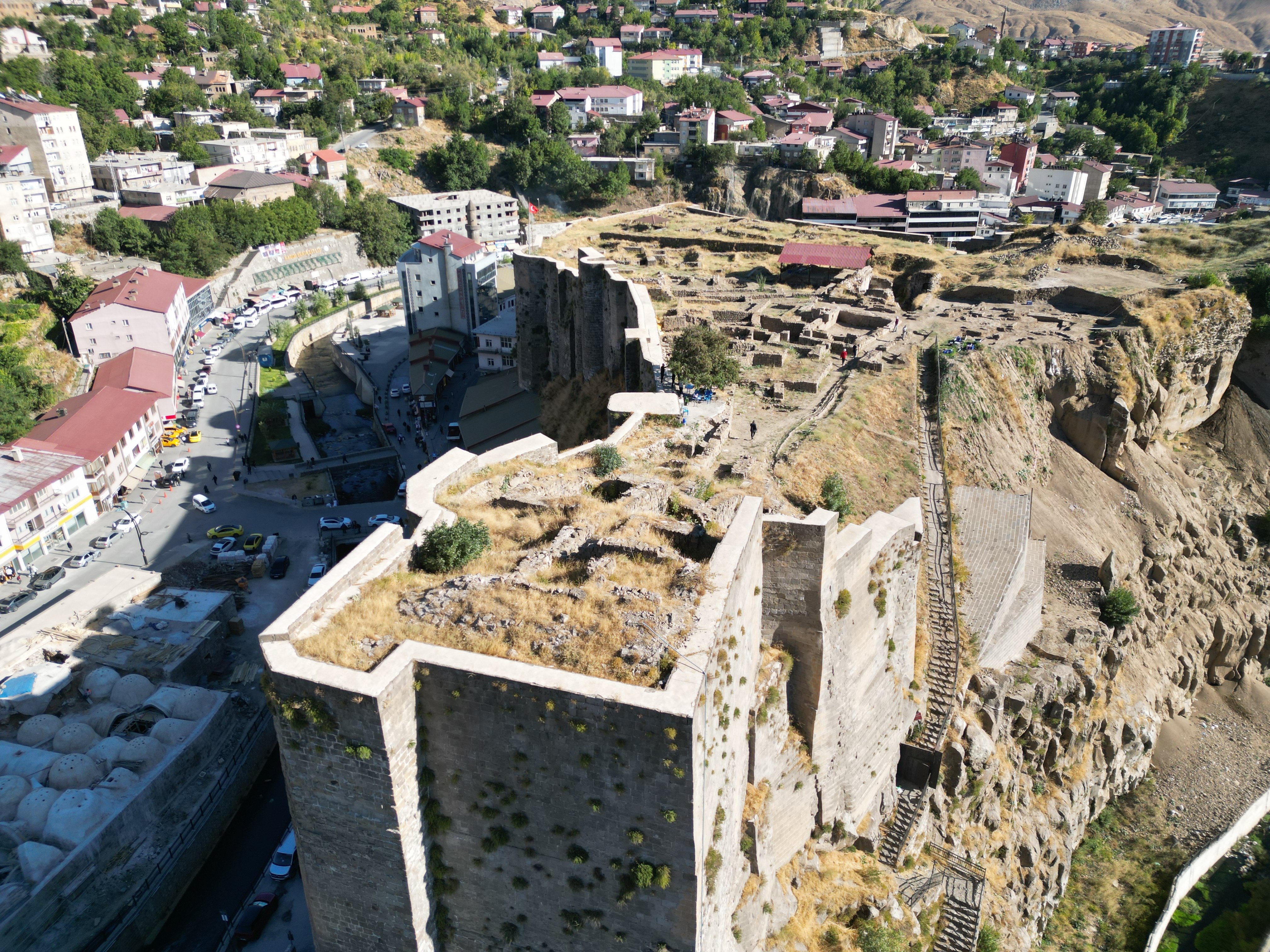 Bitlis Kalesi kazı ekibi