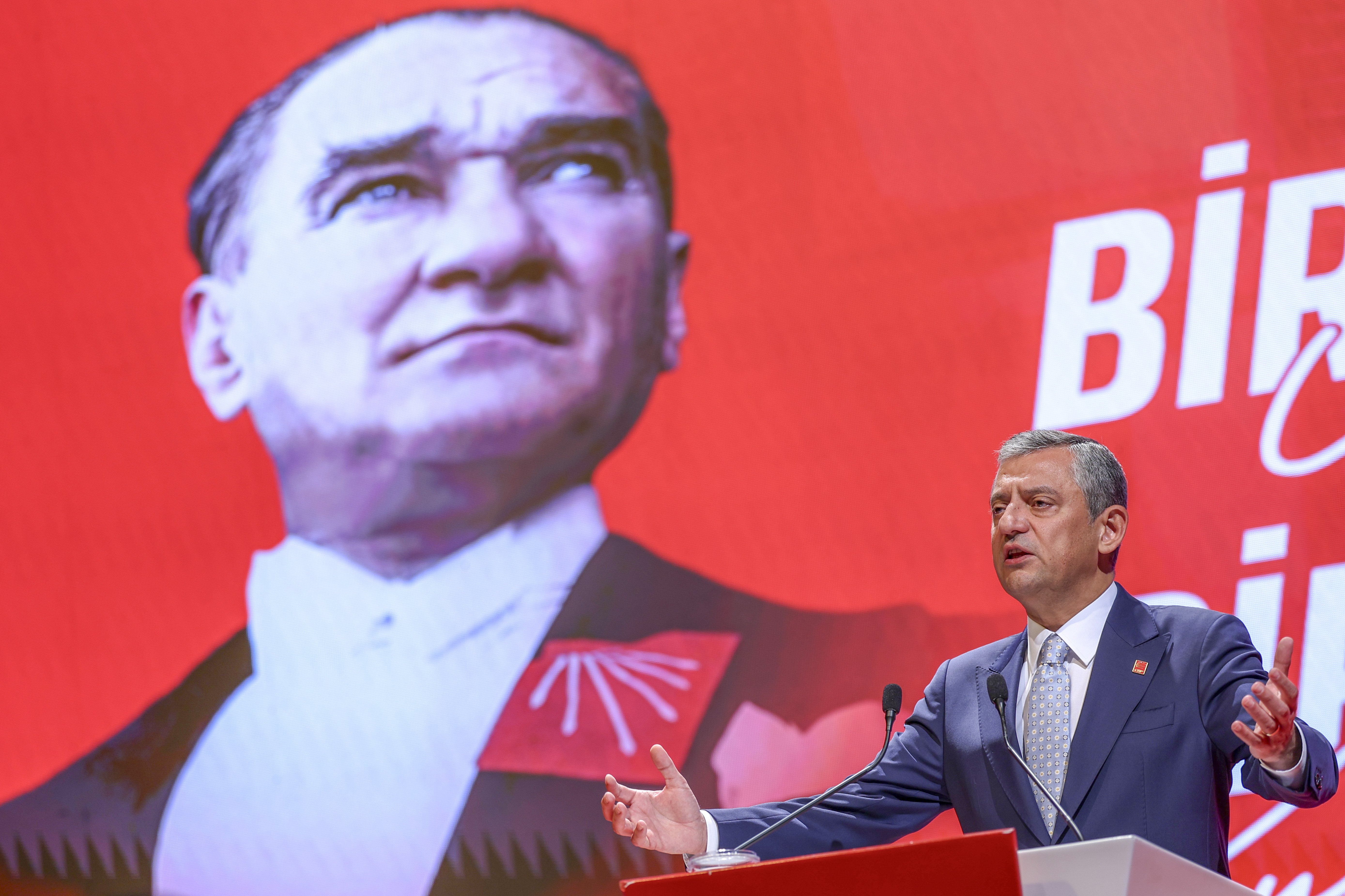 Özgür Özel CHP genel merkezde