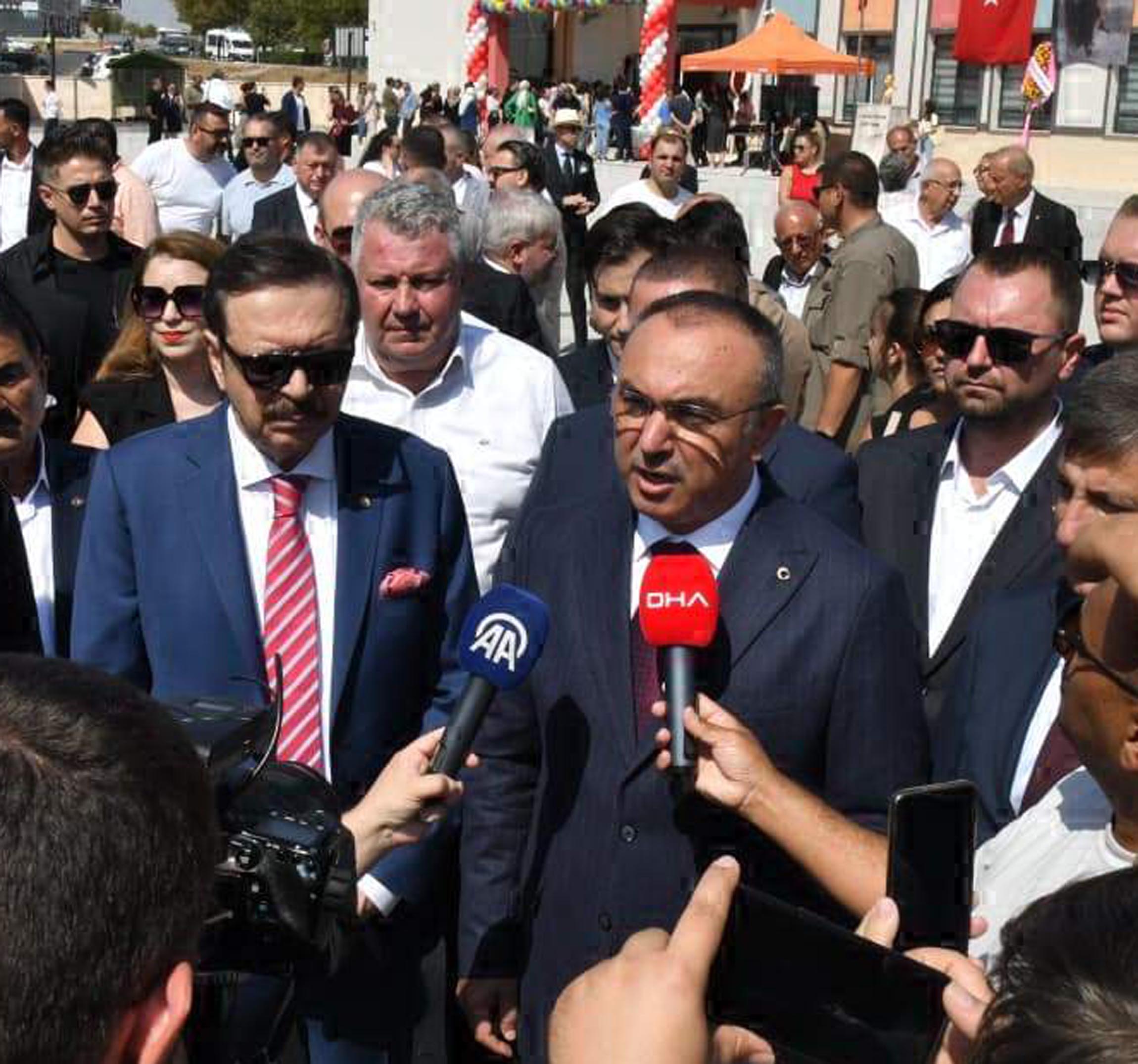 Okul Bahçesine Fidan Dikimi