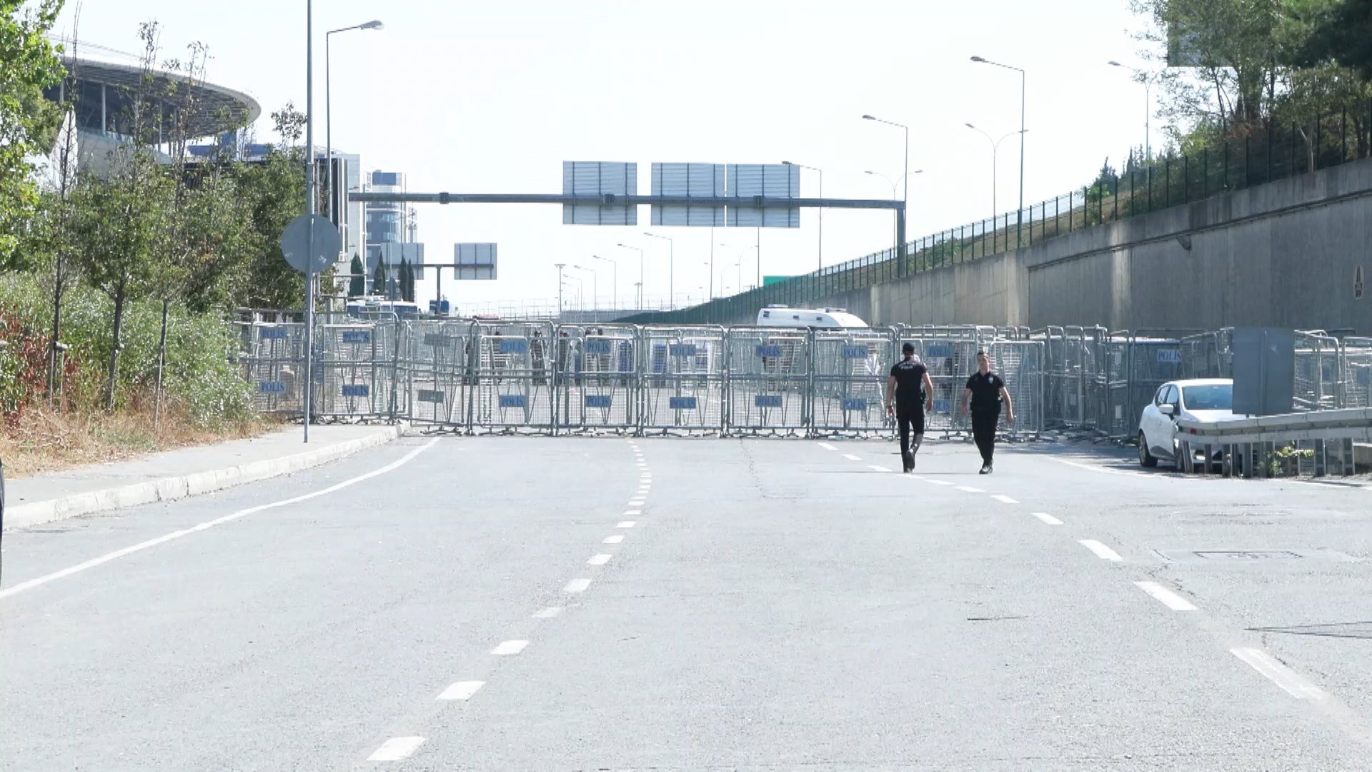 Polis Ekipleri CHP Önünde