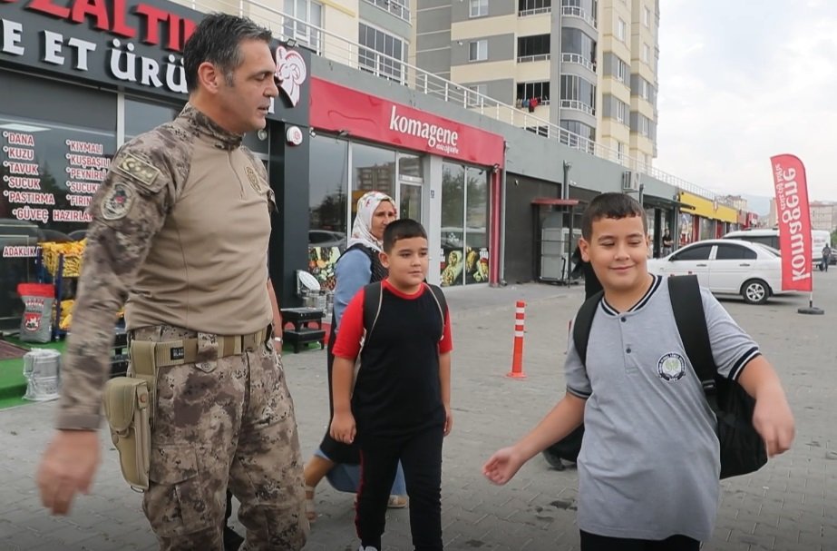 Şehit çocuklarına hediye verilmesi