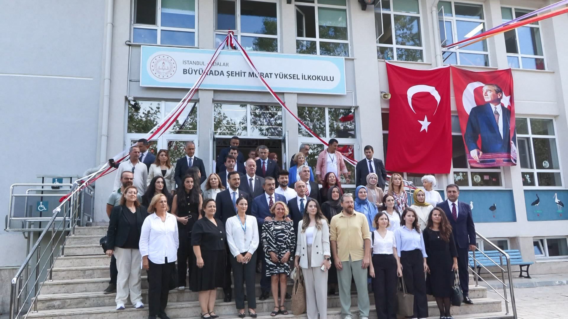 Bakan Tekin AK Parti ilçe binasında