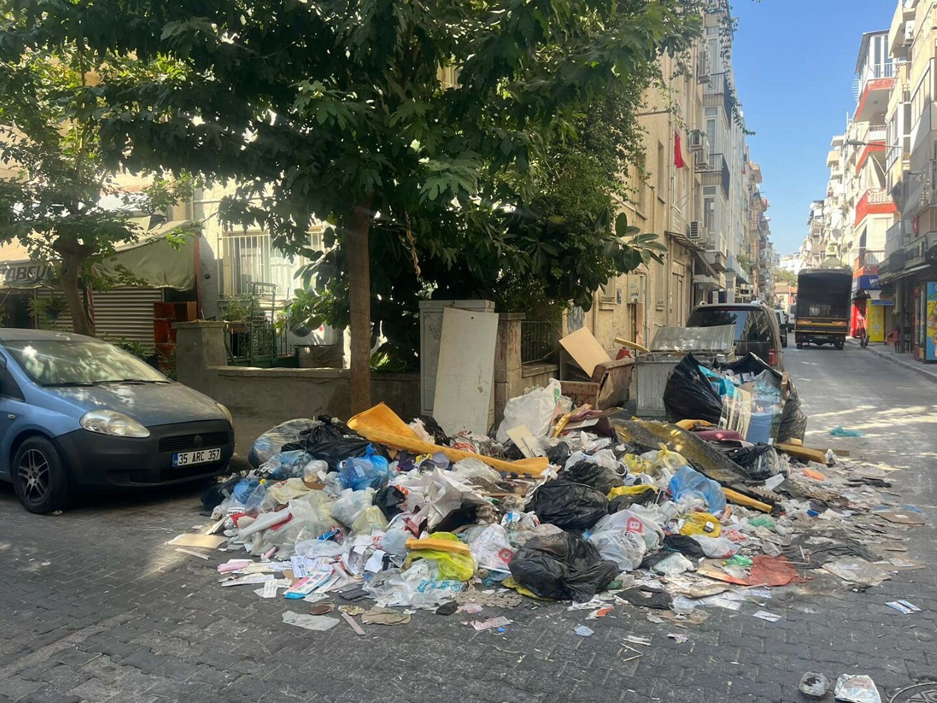 Karşıyaka sokaklarında çöp birikintileri
