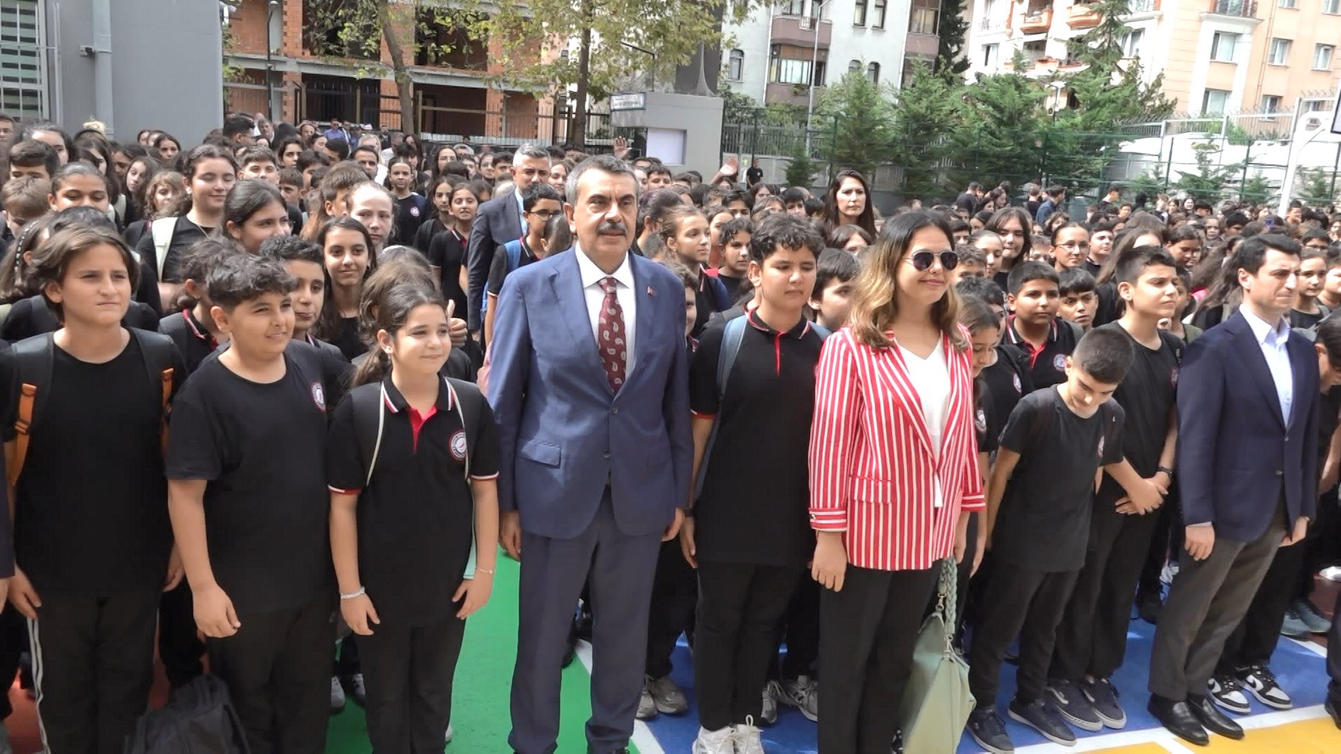 Bakan Tekin bayrak töreni