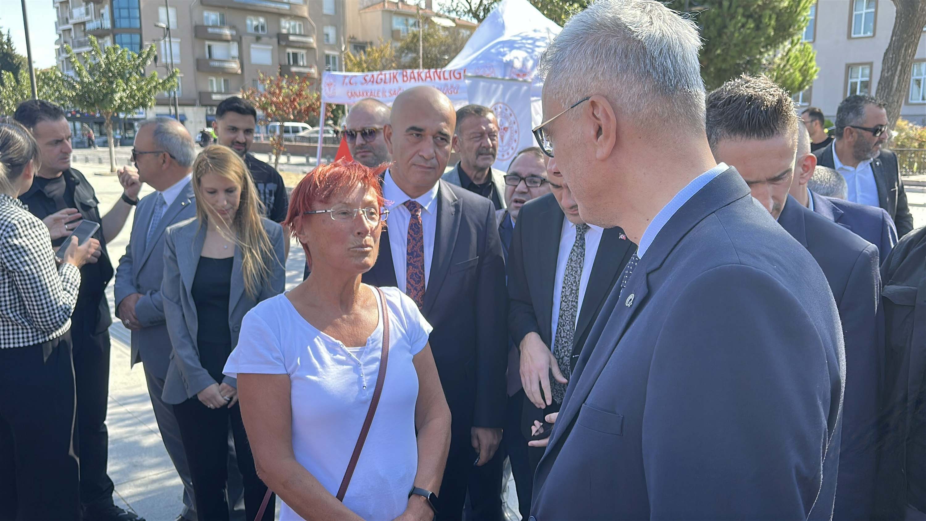 Bakan Memişoğlu Truva Atı önünde