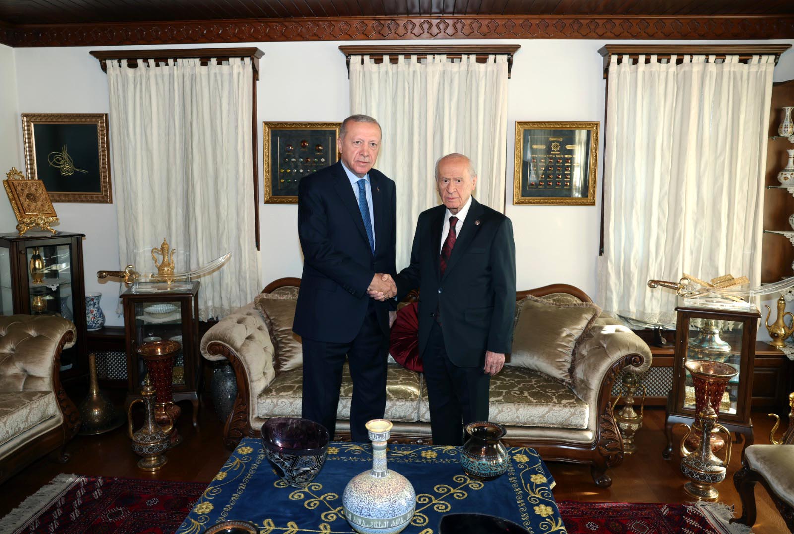 Devlet Bahçeli konut önünde