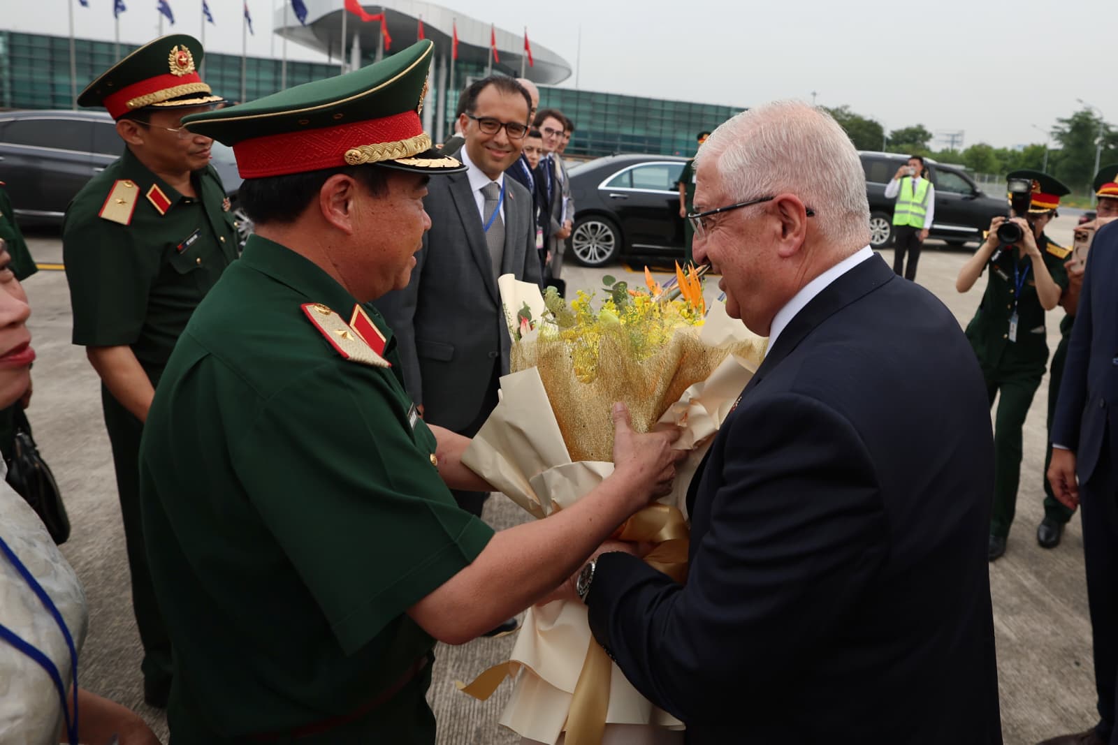 Milli Savunma Bakanı Yaşar Güler Vietnam ziyareti