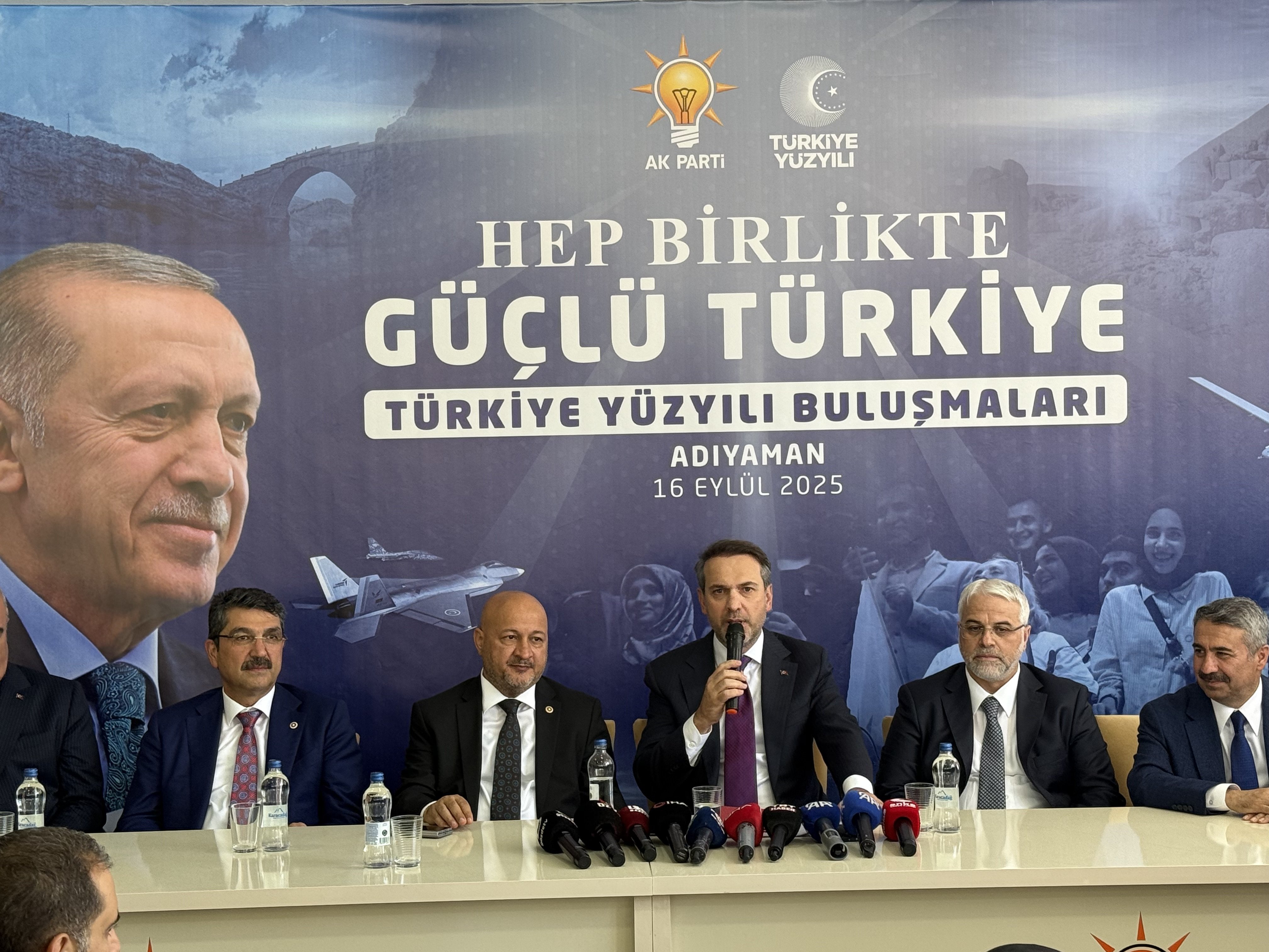 Bakan Bayraktar partililerle