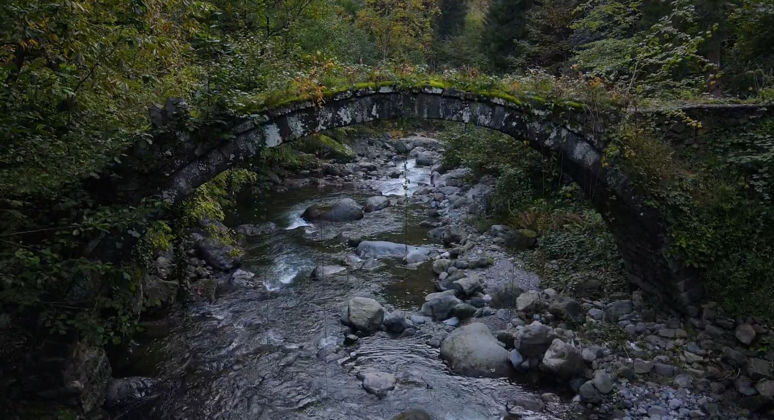 Yıkılan tarihi köprü kalıntıları