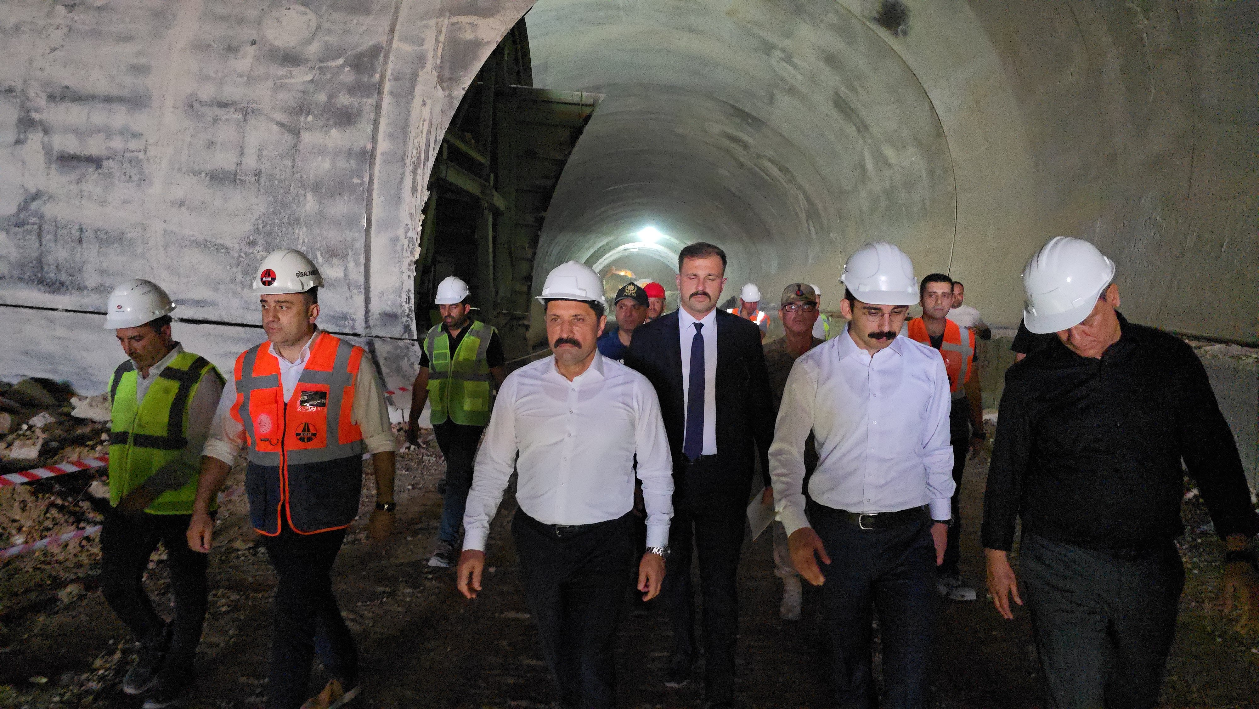 Tünel inşaatında çalışan işçiler