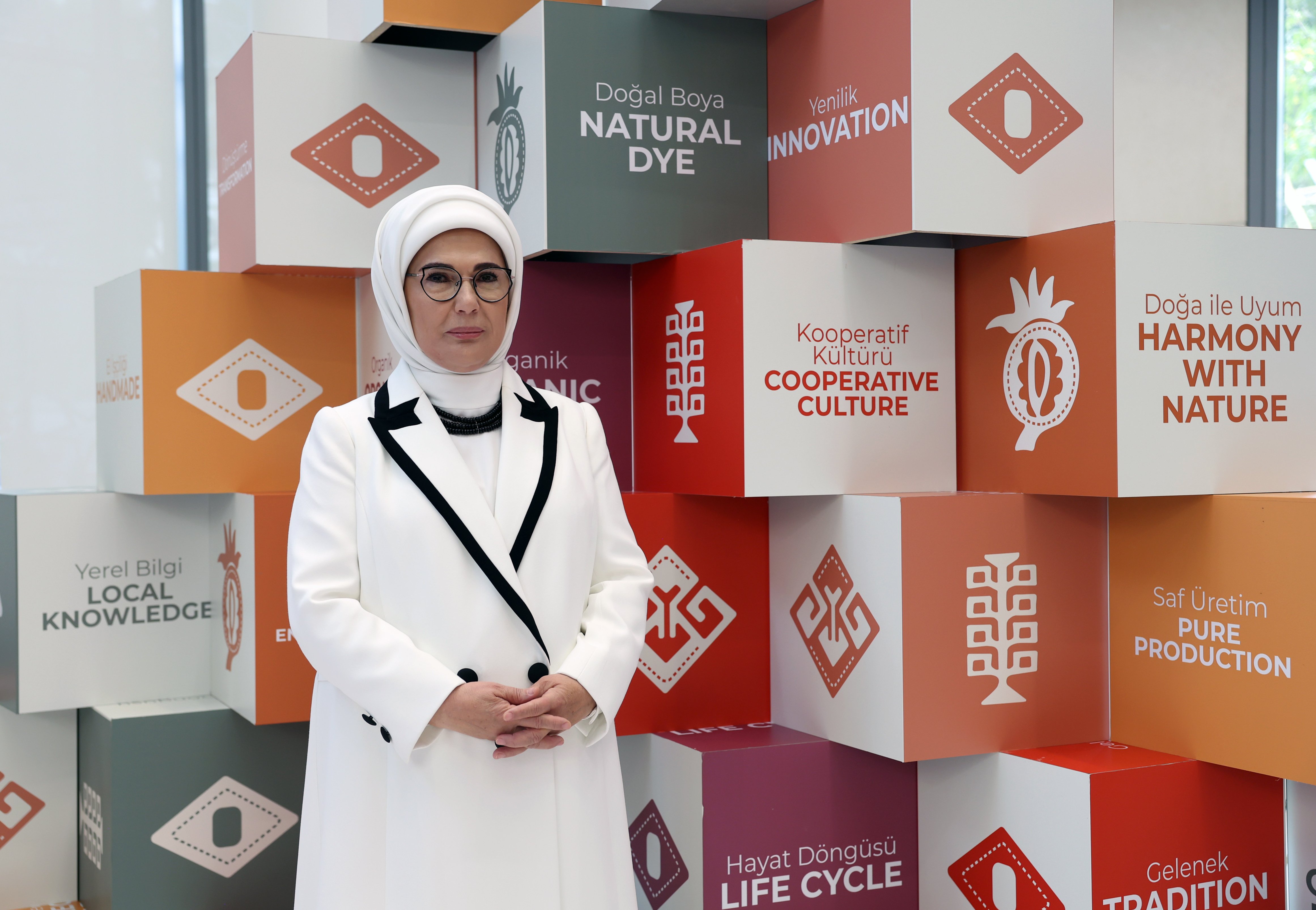Emine Erdoğan simit ikramı