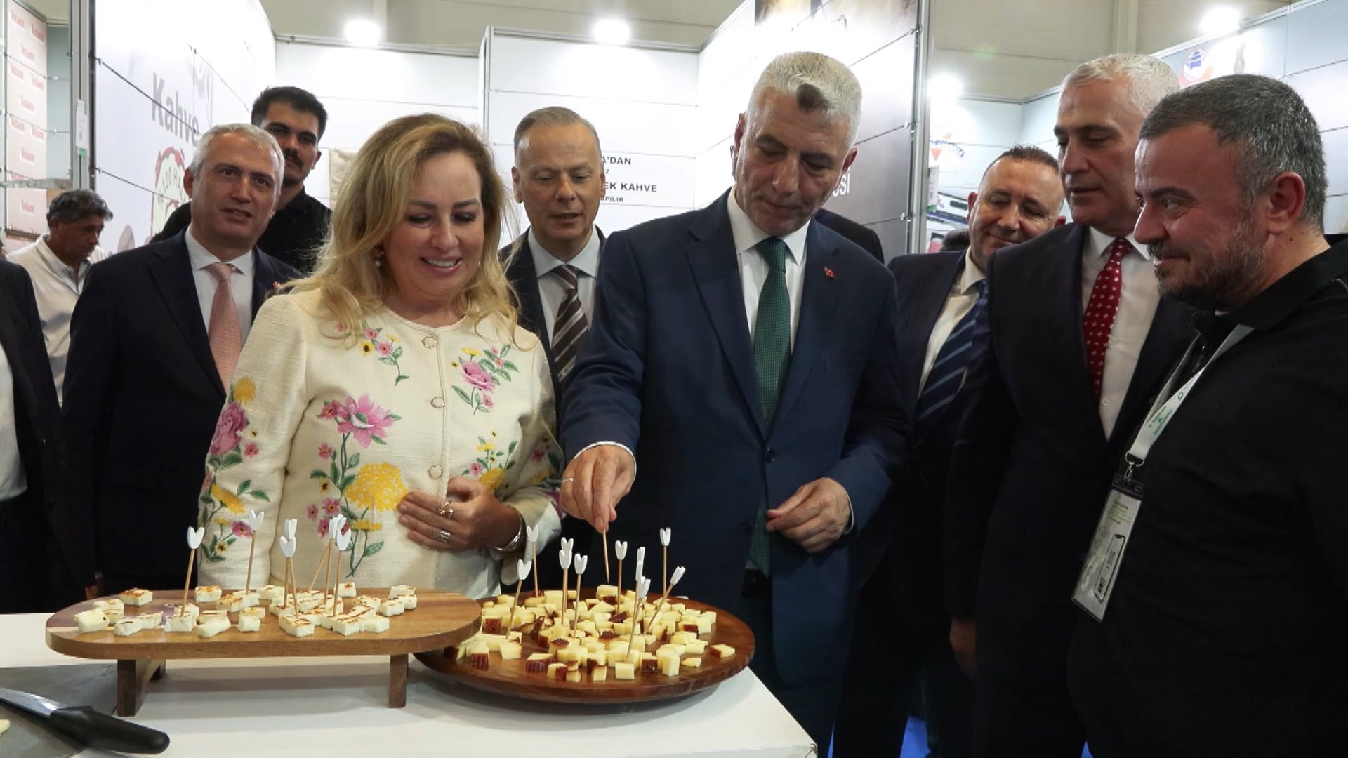 Bakan Ömer Bolat KKTC standında