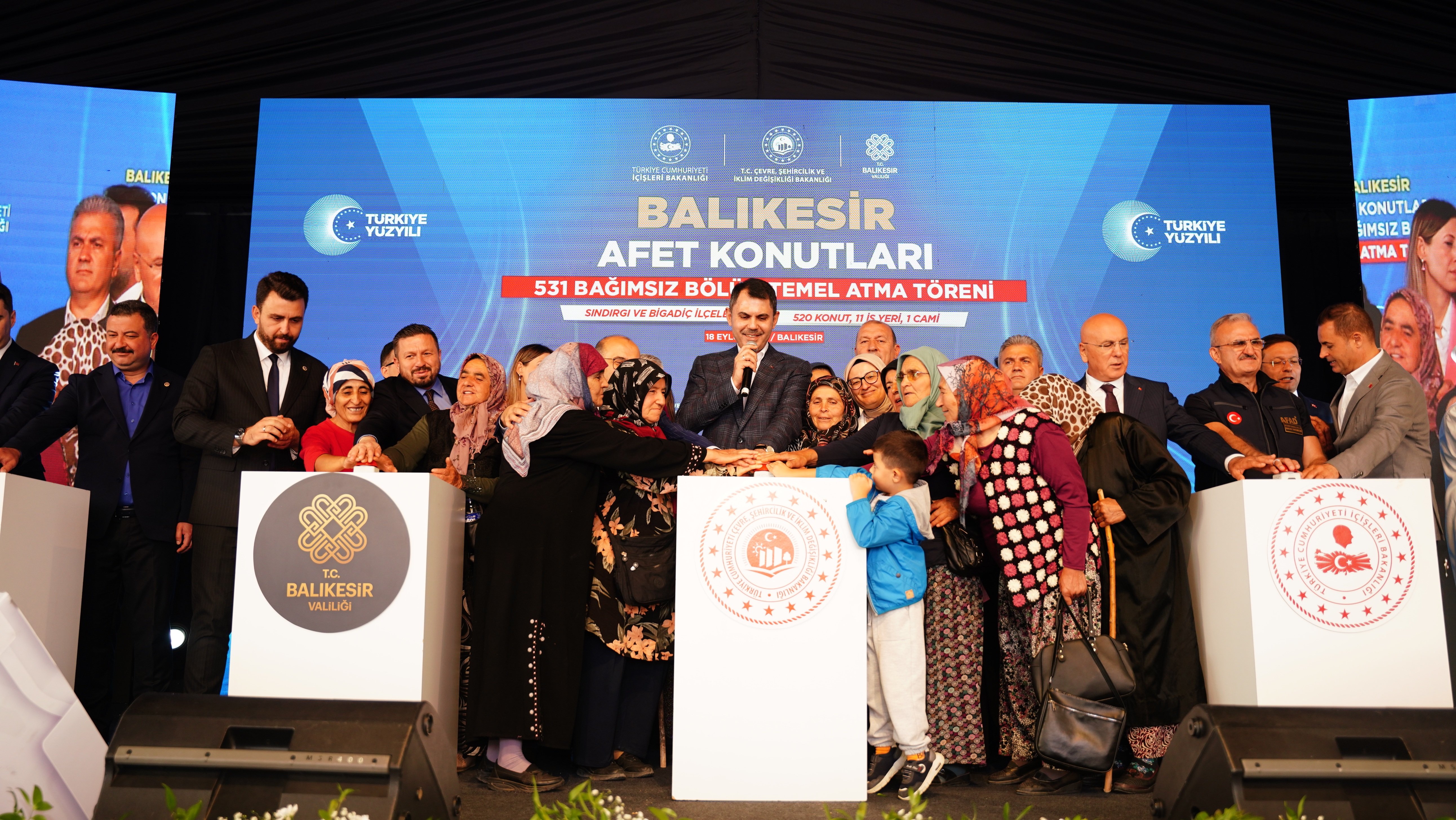 Bakan Murat Kurum depremzedelerle