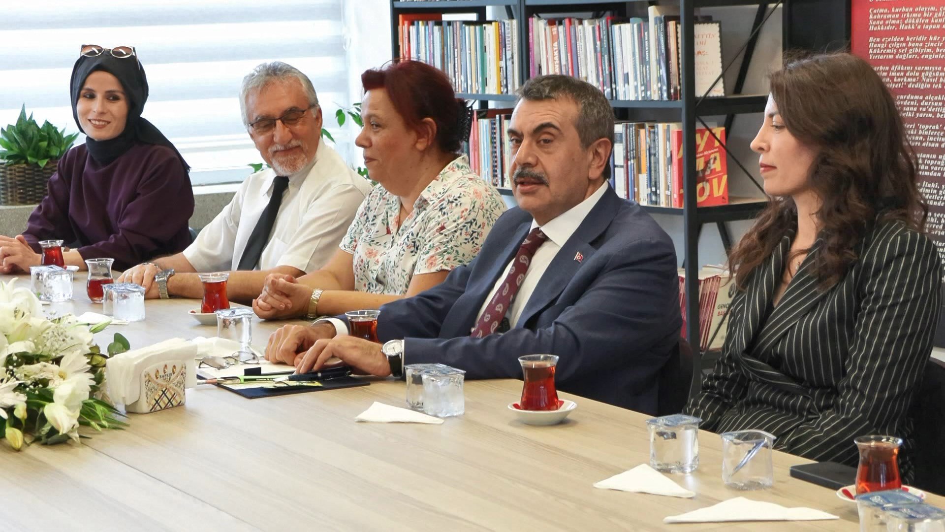 Bakan Tekin öğrencilerle