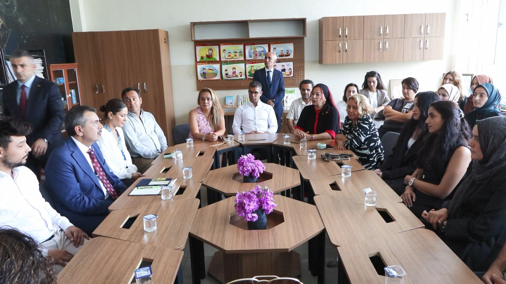 Bakan Tekin konuşmasını sürdürüyor