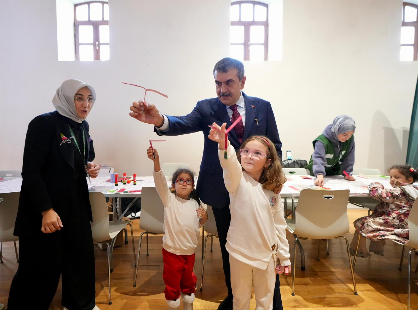 Bakan Tekin Bilim Şenliği