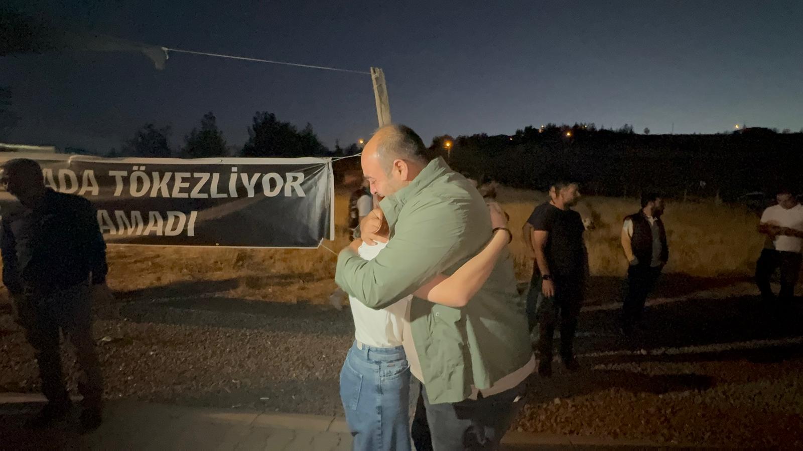 Narin Güran ailesi mezar başında