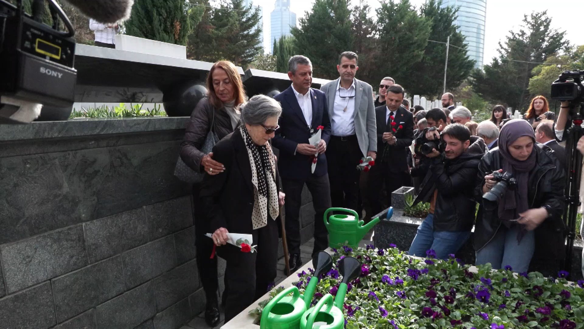 Sevinç İnönü CHP rozeti