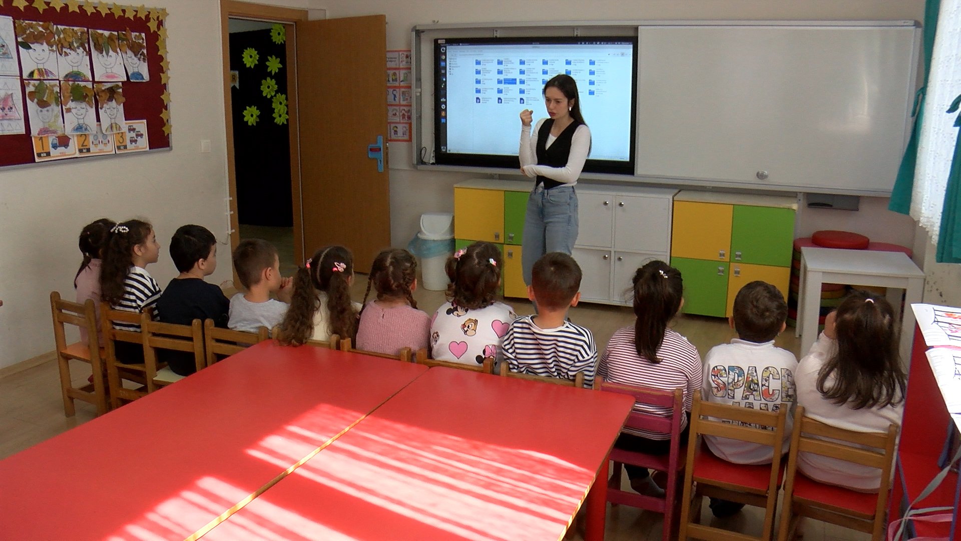Özlem Çoruhlu öğrencileriyle
