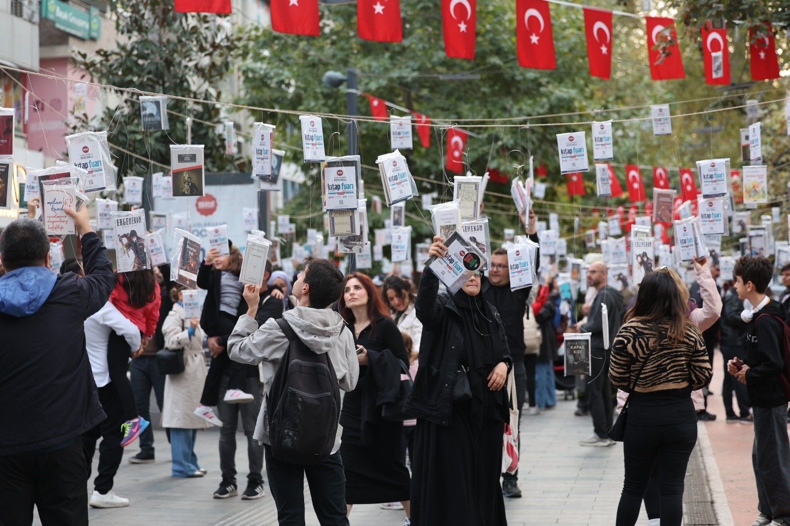 Kitap fuarı katılımcıları