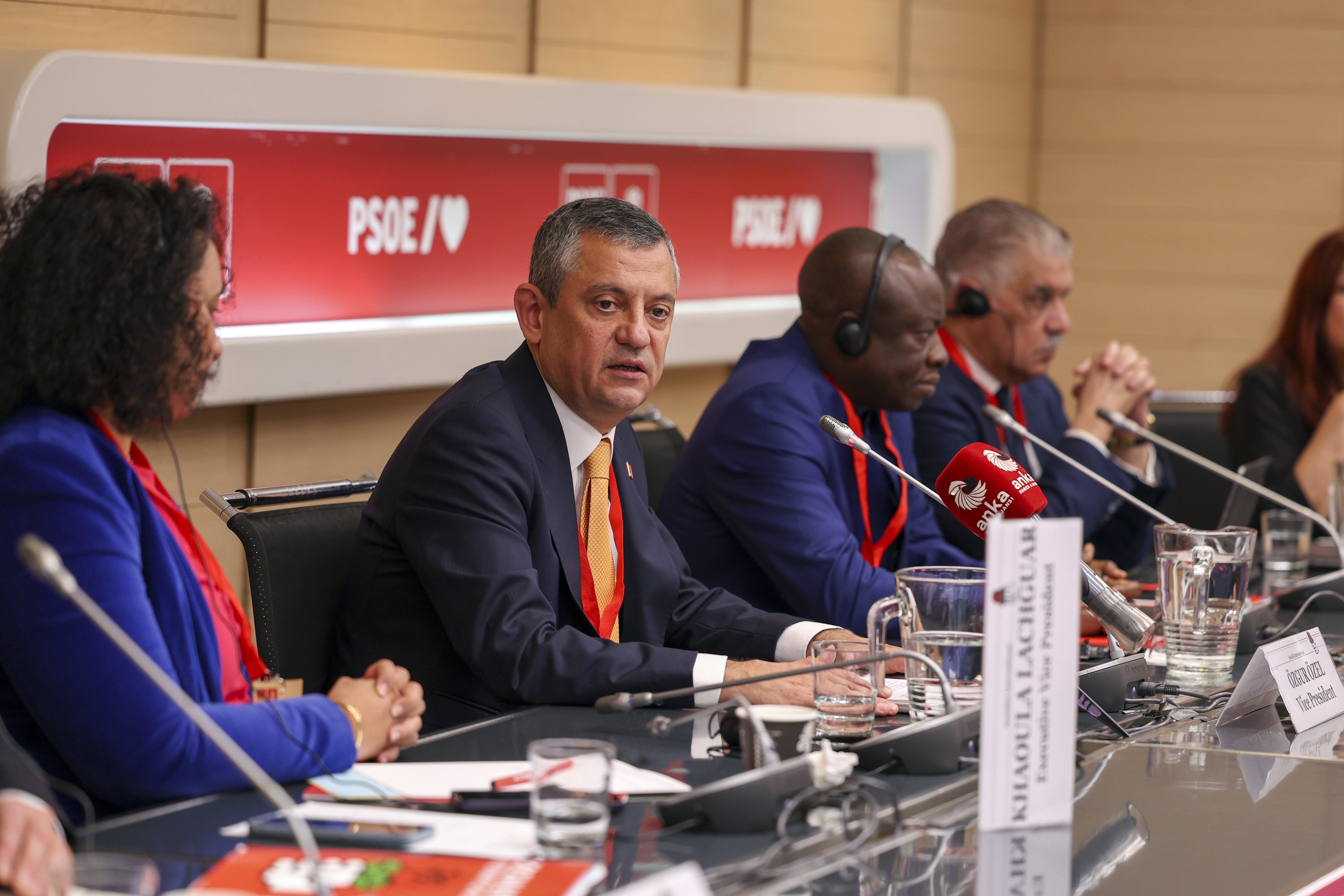 Özgür Özel Madrid Konuşması