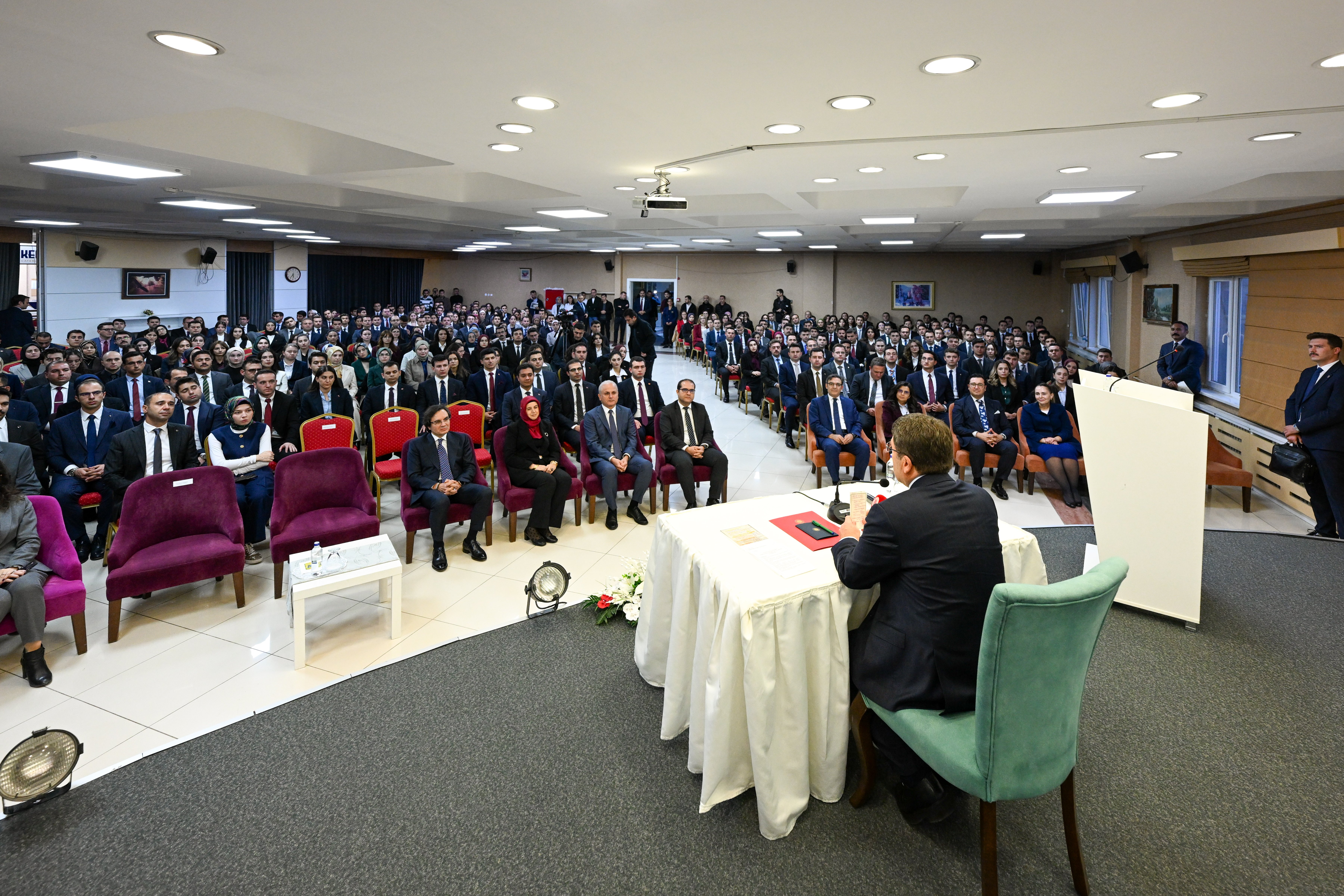 Bakan Yılmaz Tunç hakim-savcı yardımcılarına hitap ediyor