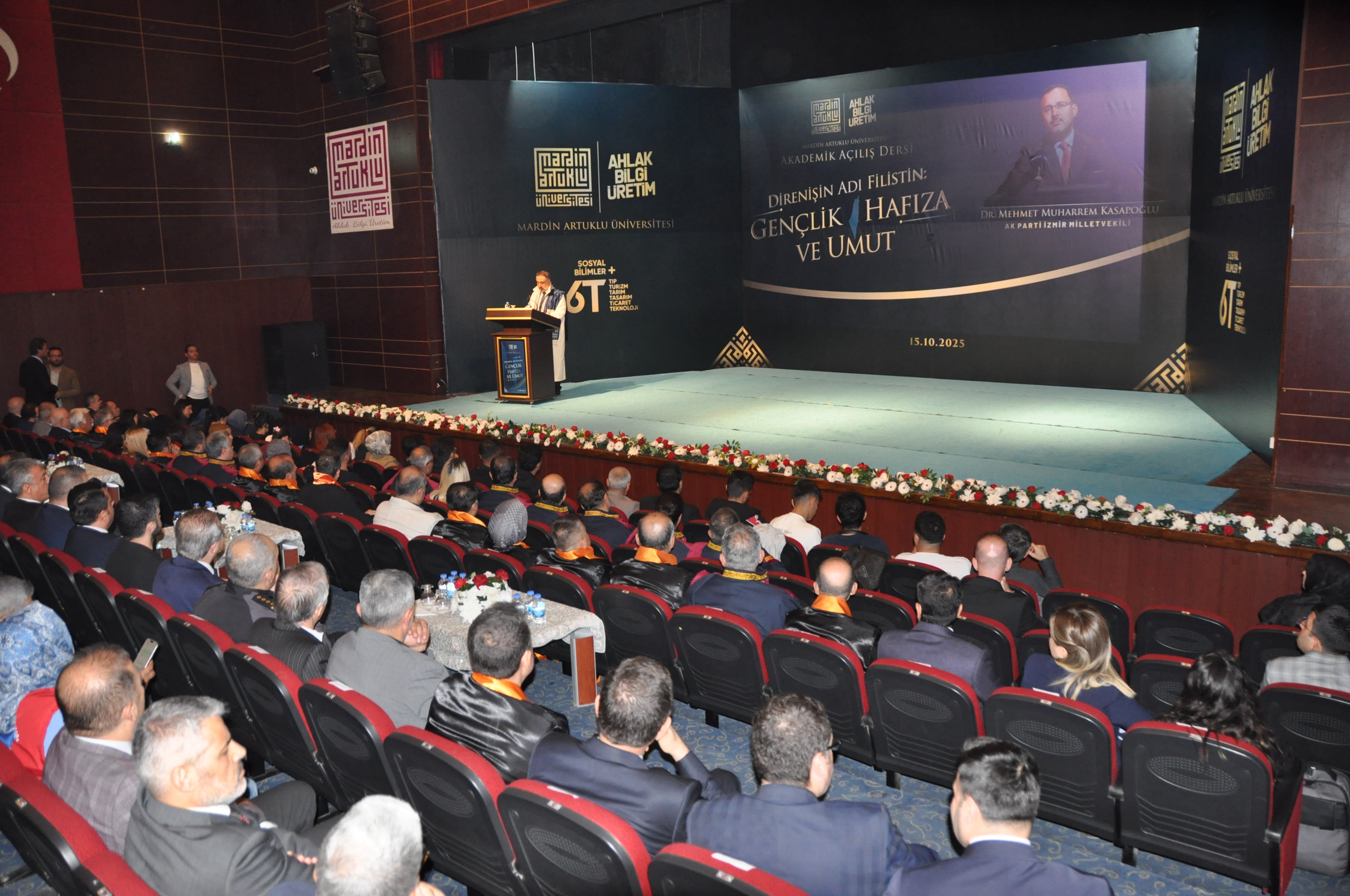 Akademik tören katılımcıları