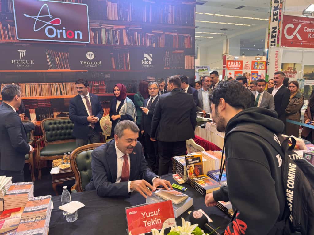 Bakan Tekin Kitap Fuarında