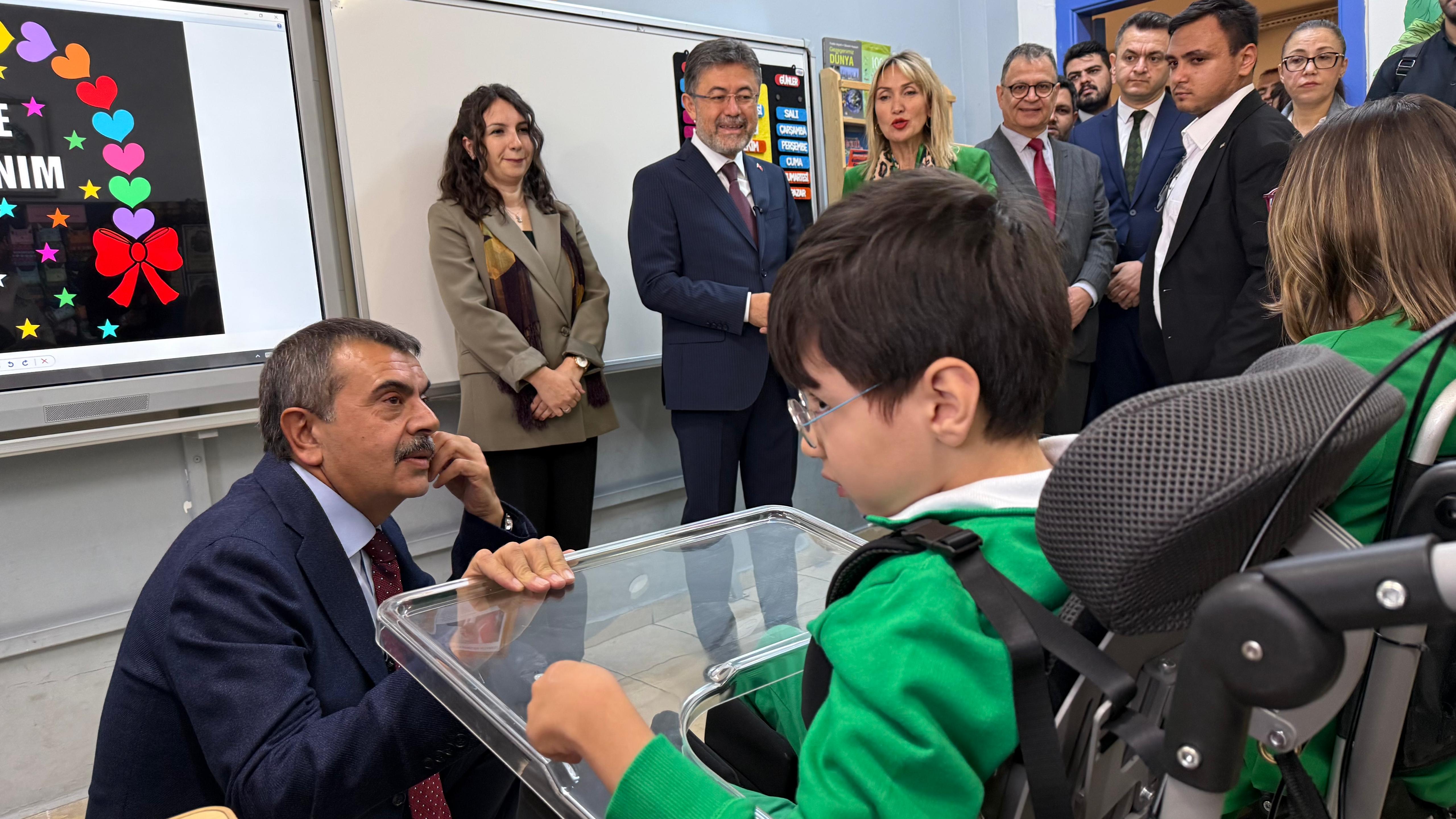 Bakanlar okul bahçesinde