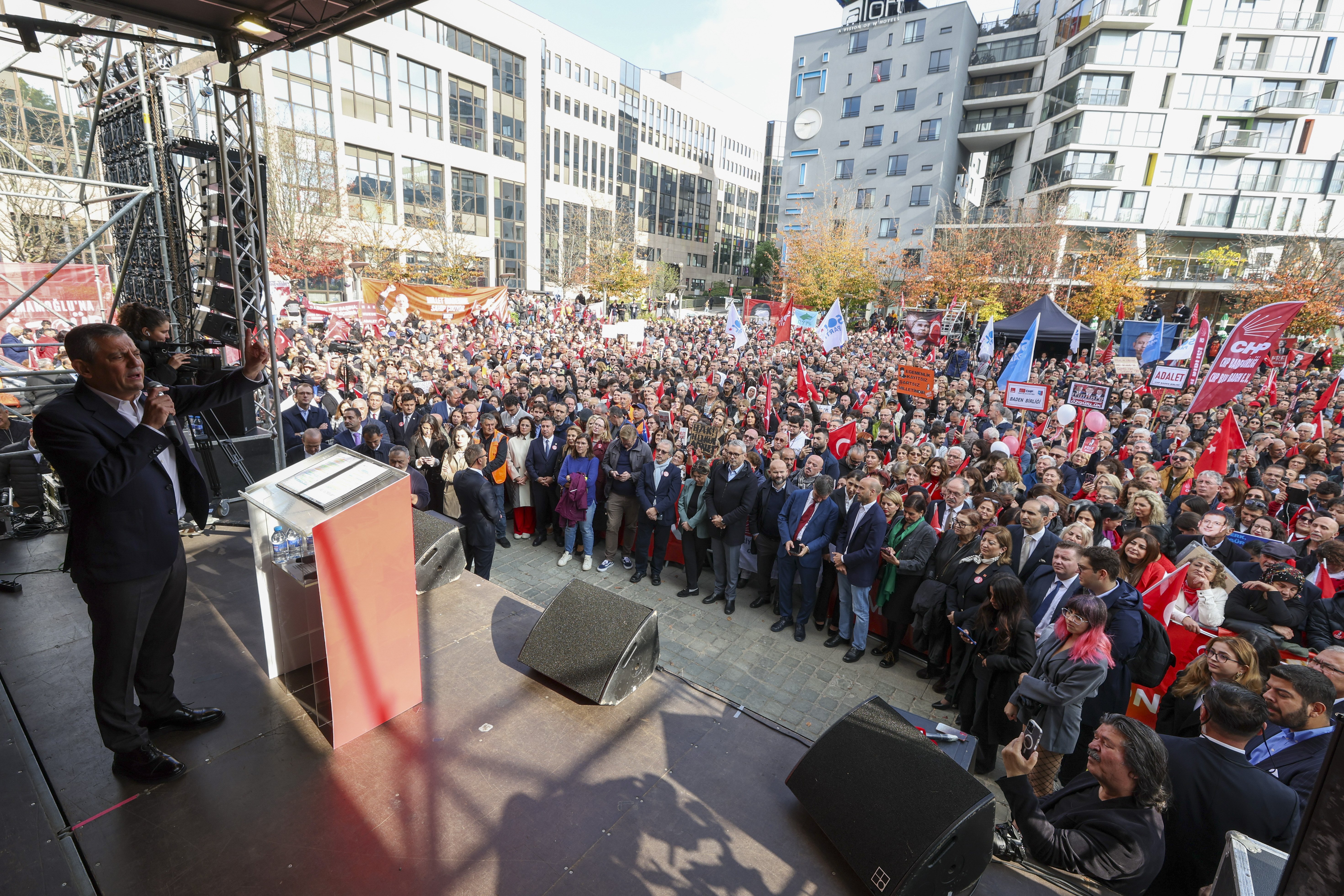 Özgür Özel Demokrasi Mesajı