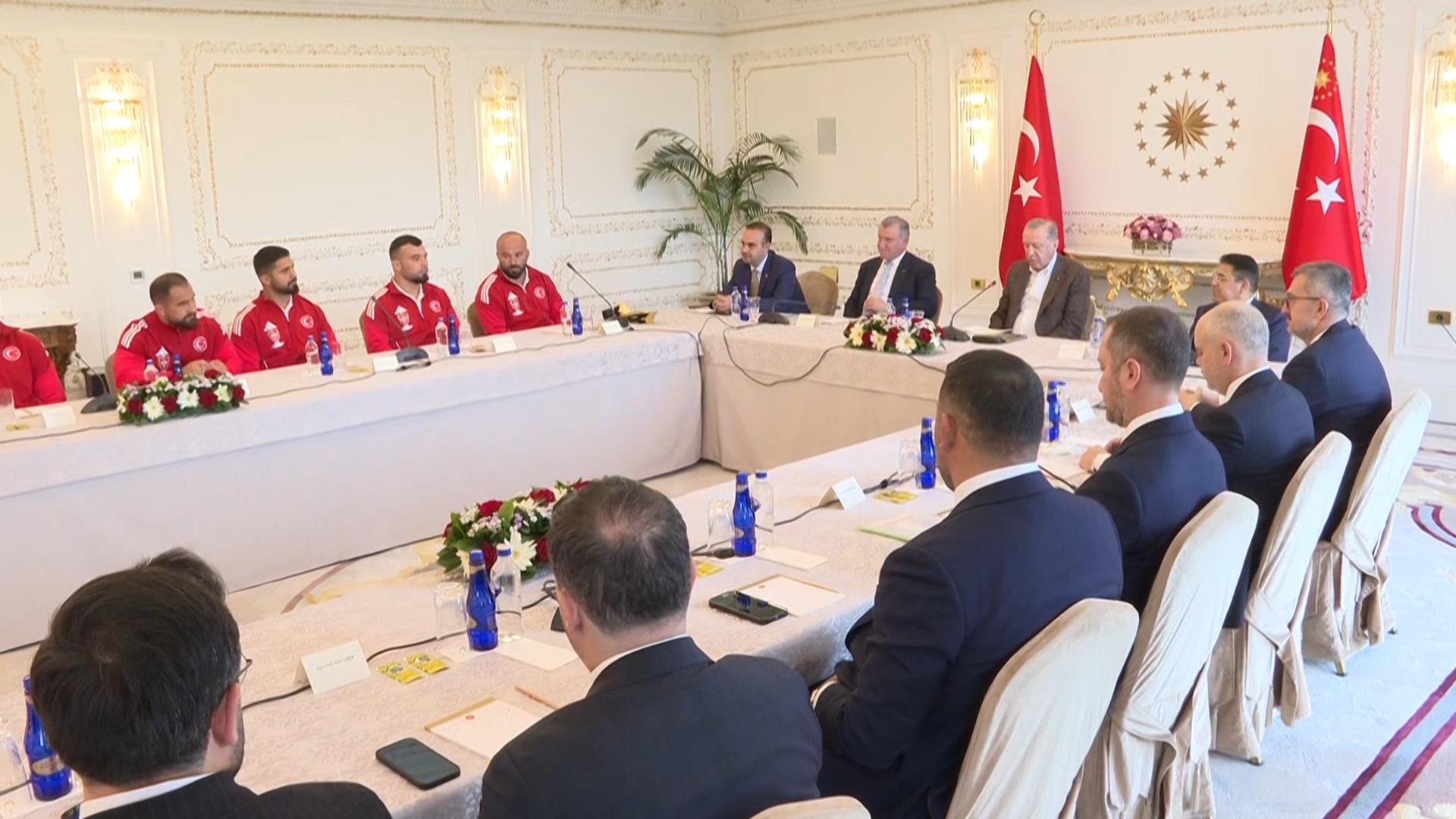 Başpehlivan Orhan Okulu ve Güreşçiler