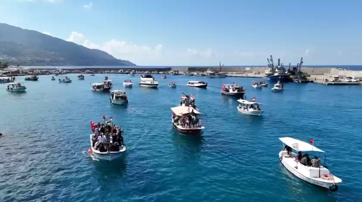 Filistin bayraklı protesto